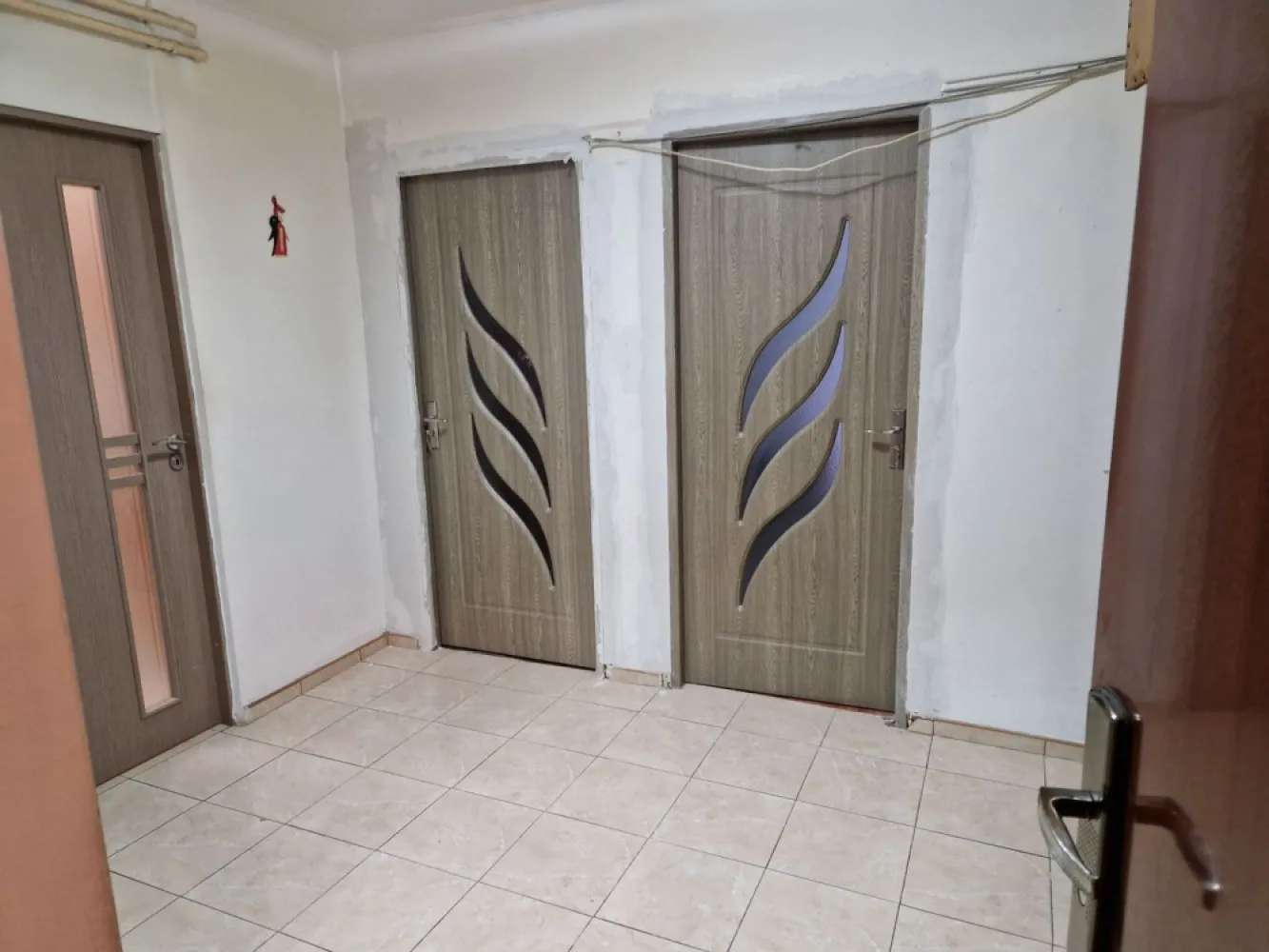 Apartament 4 camere kaufland Ferentari - Apartament spațios,82 mp, bloc din 1983, P/ 8,pretabil și pentru salon/cabinet, centrala termica, 2 bai, balcon la bucătărie, vedere fata /spate. La 200 m de Kaufland Ferentari,la 100 m de stația Sălaj, Petrom, parc lângă bloc. Str. Telița 21.