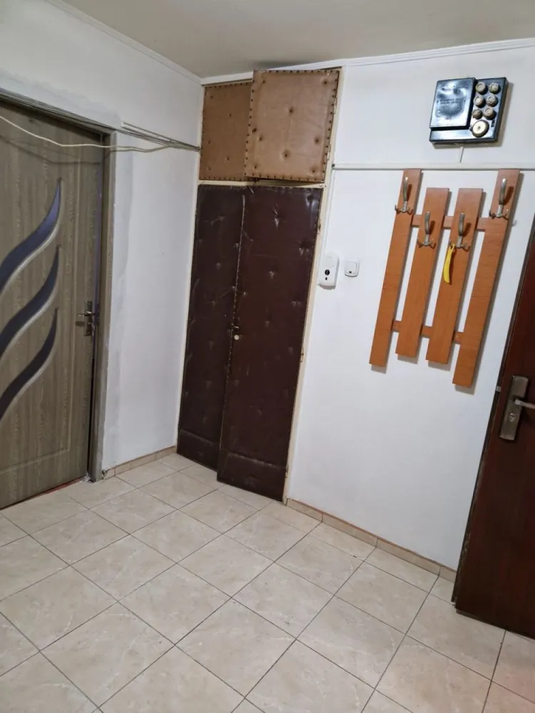 Apartament 4 camere kaufland Ferentari - Apartament spațios,82 mp, bloc din 1983, P/ 8,pretabil și pentru salon/cabinet, centrala termica, 2 bai, balcon la bucătărie, vedere fata /spate. La 200 m de Kaufland Ferentari,la 100 m de stația Sălaj, Petrom, parc lângă bloc. Str. Telița 21.