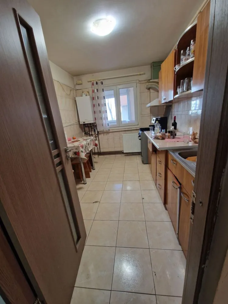 Apartament 4 camere kaufland Ferentari - Apartament spațios,82 mp, bloc din 1983, P/ 8,pretabil și pentru salon/cabinet, centrala termica, 2 bai, balcon la bucătărie, vedere fata /spate. La 200 m de Kaufland Ferentari,la 100 m de stația Sălaj, Petrom, parc lângă bloc. Str. Telița 21.