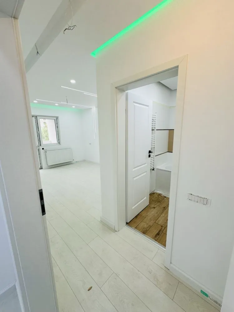 Apartament 4 camere, finalizat 2024, finisaje de calitate, 120mp - Apartament 4 camere decomandat la etaj 1/8, recent finalizat (2024), suprafață utilă 120mp (balcoane incluse). Este situat în centrul complexului Grand Kristal Residence, Berceni, sectorul 4 și este compus din: - 2 băi; - 3 dormitoare; - living; - bucătărie; - debara; - 2 balcoane cu acces in toate camerele; Dotări: - tâmplărie PVC Salamander cu geam tripan; - centrală termică individuală; - tubulatură AC încastrată; - tavane rigips full led; - interfon video; - scara monitorizata video; - prize și întrerupătoare modulare; - prize tv + net; - calitate deosebita a finisajelor interioare; Loc de parcare cu vedere din balcon. Complexul este aerisit, foarte bine îngrijit iar străzile, spațiile verzi și parcurile sunt finalizate până la cel mai mic detaliu. Distantele foarte mari dintre blocuri au facut ca nivelul de zgomot intern sau extern sa fie redus la minim, acest aspect datorandu-se si izolarii fonice corespunzatoare a tuturor imobilelor. Numeroase centre comerciale mari se afla chiar in apropiere: Metro, Auchan, Jumbo, Lidl, Kaufland, Carrefour Grand Arena, Hornbach, Selgros, Piata de Gros Bucuresti, precum si noul Parc Tudor Arghezi amplasat la doar cateva minute de complex. Acces facil la mijloace de transport in comun, inclusiv la stația de metrou Dimitrie Leonida (900m). Pentru alte detalii sunați la numărul afișat.