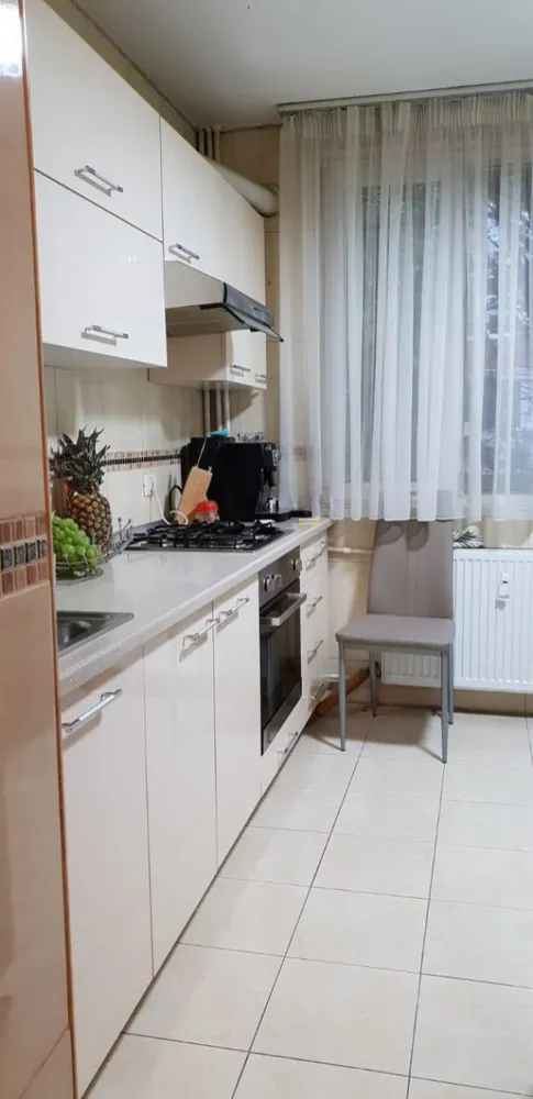 Vand apartament 4 camere - Vand apartament 4 camere, 2 bai, balcon si bucatarie Apartamentul se afla in zona drumul gazarului Suprafata utila 79m2