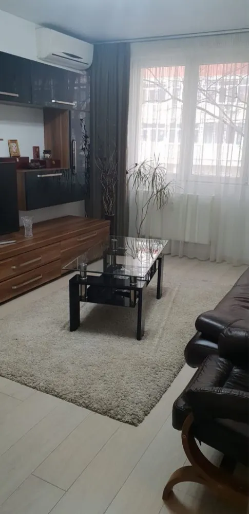 Vand apartament 4 camere - Vand apartament 4 camere, 2 bai, balcon si bucatarie Apartamentul se afla in zona drumul gazarului Suprafata utila 79m2