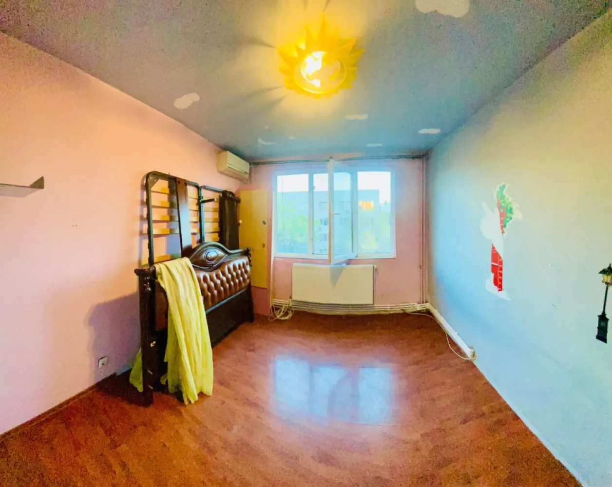 Apartament 4 camere sector 3 - Vanzare apartament 4 camere. Centrala proprie, electrica, sanitare schimbate. Proprietar. Apartamentul este locuibil, nu necesita renovare. Zona linistita, vedere frumoasa, aproape de baza sportiva, parcuri. Pretul este usor negociabil.
