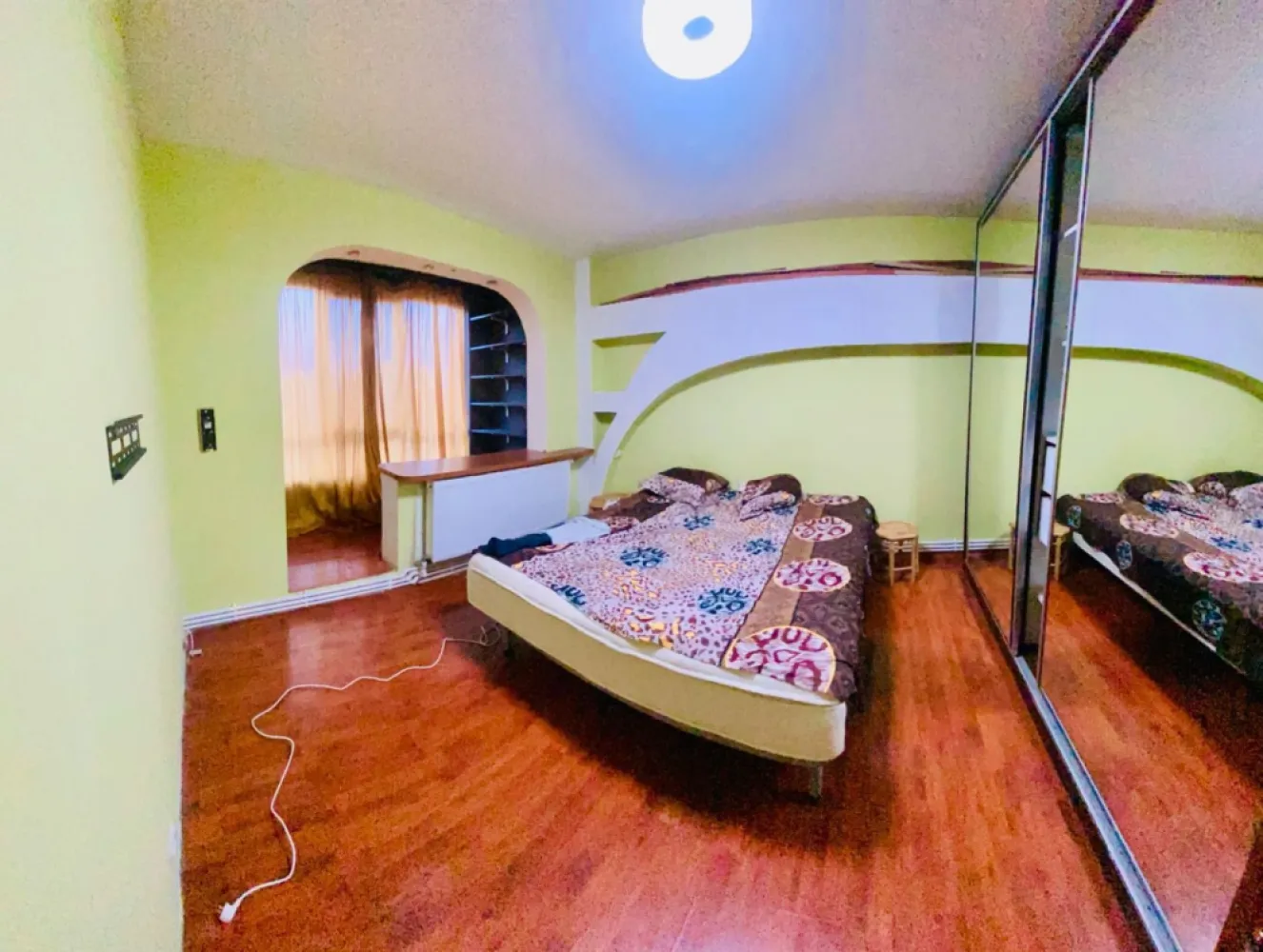 Apartament 4 camere sector 3 - Vanzare apartament 4 camere. Centrala proprie, electrica, sanitare schimbate. Proprietar. Apartamentul este locuibil, nu necesita renovare. Zona linistita, vedere frumoasa, aproape de baza sportiva, parcuri. Pretul este usor negociabil.