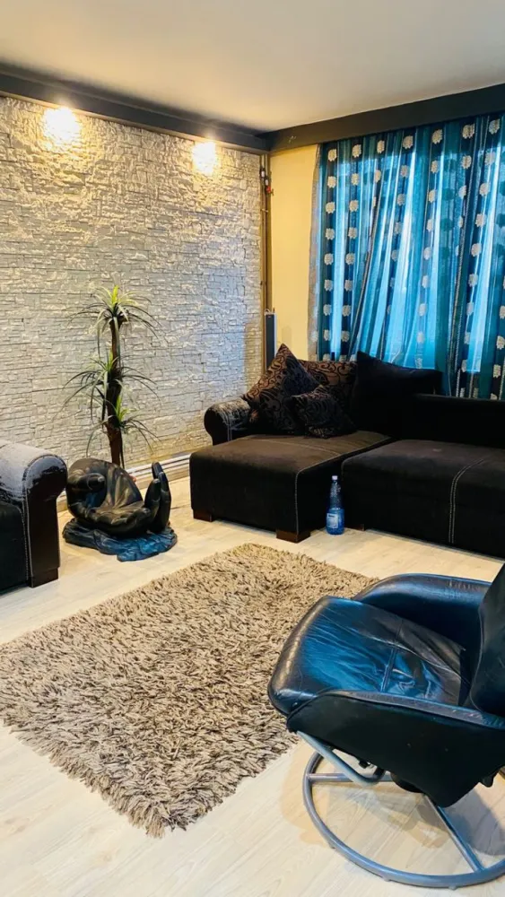 Apartament 4 camere sector 3 - Vanzare apartament 4 camere. Centrala proprie, electrica, sanitare schimbate. Proprietar. Apartamentul este locuibil, nu necesita renovare. Zona linistita, vedere frumoasa, aproape de baza sportiva, parcuri. Pretul este usor negociabil.
