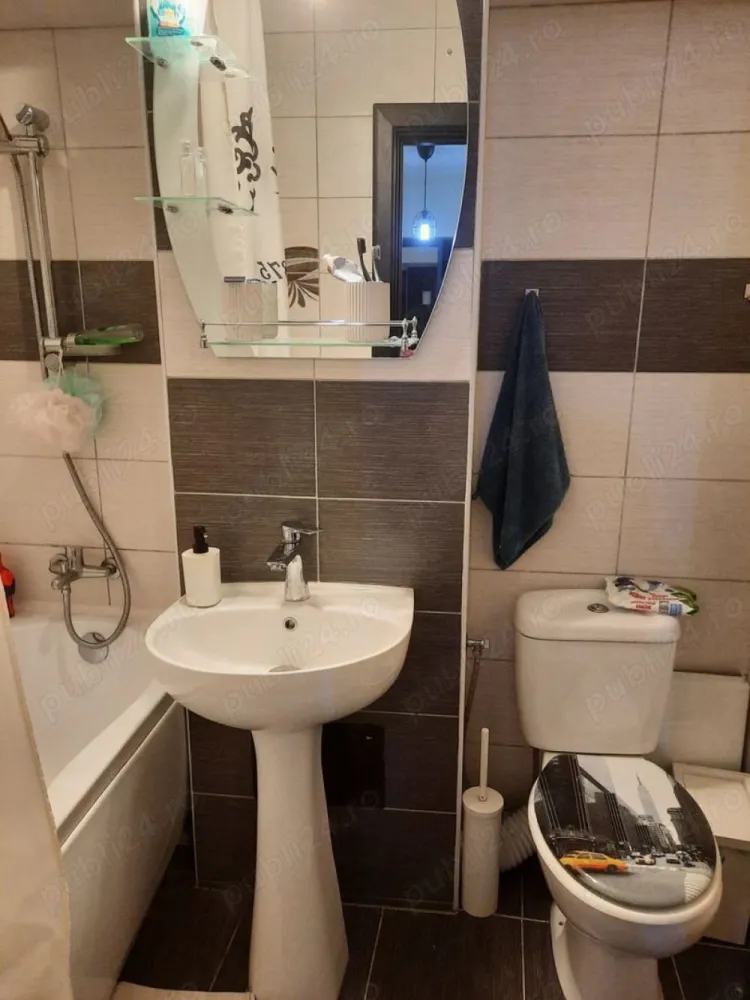Vânzare apartament 4 camere Militari Veteranilor - Vanzare apartament 4 camere, semidecomandat, situat în zona Veteranilor, etajul 5 din 10, bloc construit in anul 1977, anvelopat termic.Imobilul, in suprafata totală de 83 mp este format din living cu un balcon, 3 dormitoare dintre care unul are al doilea balcon, bucatarie, baie si grup sanitar, hol lung.acesta dispune de numeroase facilități: piata, metrou,tramvai Carrefour, Mall Plazza, stații STB, școli, gradinițe, Parcul Liniei. Apartamentul a fost renovat complet în 2018 și se vinde mobilat și utilat.