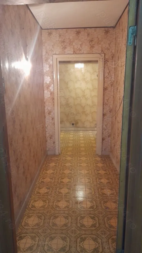 De vanzare ap 4 camere decomandat blv.Dacia - Apartament situat in zona ultracentrala, ce dispune 4camere decomandat,2 balcoane,2bai, incalzire proprie prin centrala termica. Living-ul cu suprafete vitrate mari, ofera acces in balconul de 10 mp, care de altfel se acceseaza si din dormitorul matrimonial.Bucataria are iesire la al doilea balcon, de 3 mp .Dormitoarele sunt retrase, pentru o zona de noapte discreta ,iar baile au intrare din holul apartamentului, una avand cada si cealalta cabina de dus. Imobilul este reabilitat termic. Alte detalii: