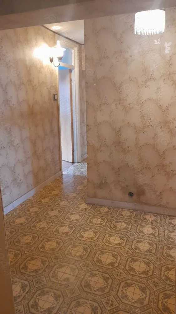 De vanzare ap 4 camere decomandat blv.Dacia - Apartament situat in zona ultracentrala, ce dispune 4camere decomandat,2 balcoane,2bai, incalzire proprie prin centrala termica. Living-ul cu suprafete vitrate mari, ofera acces in balconul de 10 mp, care de altfel se acceseaza si din dormitorul matrimonial.Bucataria are iesire la al doilea balcon, de 3 mp .Dormitoarele sunt retrase, pentru o zona de noapte discreta ,iar baile au intrare din holul apartamentului, una avand cada si cealalta cabina de dus. Imobilul este reabilitat termic. Alte detalii:
