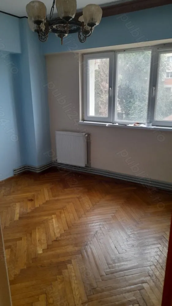 De vanzare ap 4 camere decomandat blv.Dacia - Apartament situat in zona ultracentrala, ce dispune 4camere decomandat,2 balcoane,2bai, incalzire proprie prin centrala termica. Living-ul cu suprafete vitrate mari, ofera acces in balconul de 10 mp, care de altfel se acceseaza si din dormitorul matrimonial.Bucataria are iesire la al doilea balcon, de 3 mp .Dormitoarele sunt retrase, pentru o zona de noapte discreta ,iar baile au intrare din holul apartamentului, una avand cada si cealalta cabina de dus. Imobilul este reabilitat termic. Alte detalii:
