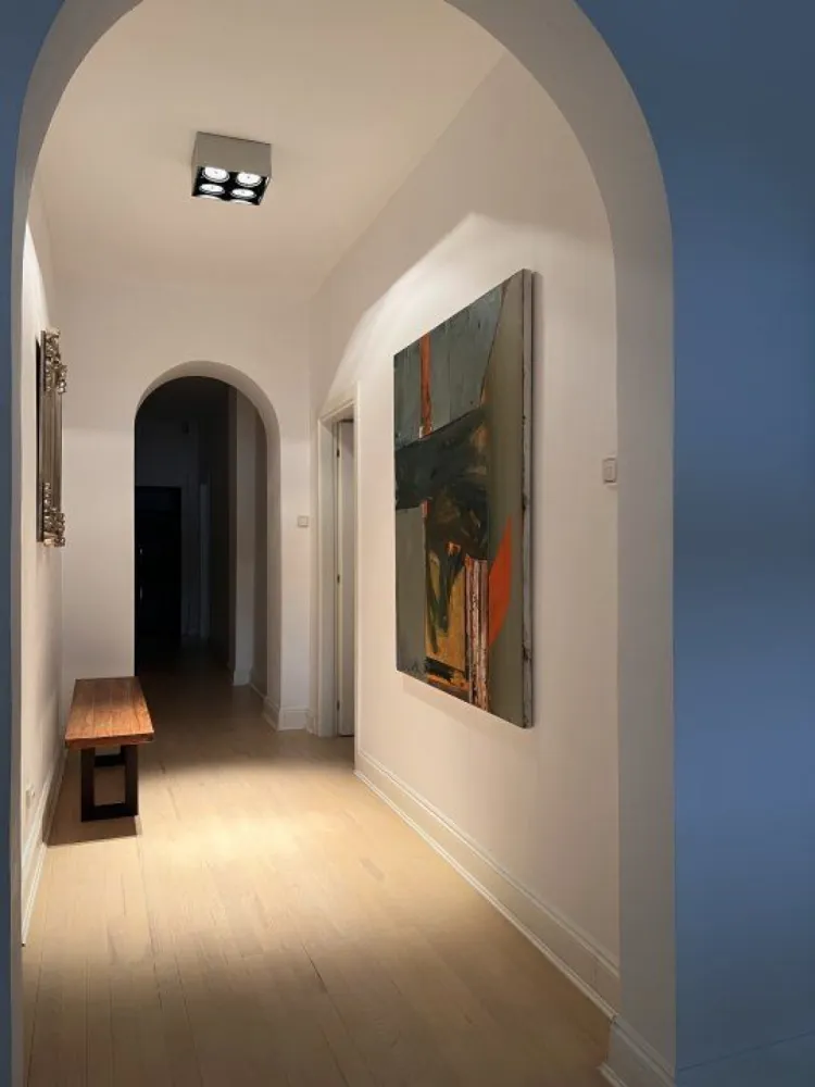 Str Belgrad, Capitale, Ap. tip duplex, 221mp: 122mp Hochparterre + 99mp Demisol - O oportunitate de a achiziţiona un apartament de lux situat într-o zonă exclusivistă. Acest apartament spectaculos se întinde pe două nivele, oferind un total de 221 mp. Caracteristici principale: Camere spaţioase şi luminoase, tavan înalt: 3,10 metri, creând o senzaţie de spaţiu şi libertate. Intrare spectaculoasă: impresionează din primul moment cu o intrare grandioasă şi primitoare. La parter se afla trei camere, dressing, doua holuri, doua bai, spatiu depozitare mare iar la demisol se afla doua camere locuibile, bucatarie mare, camara, baie, spalatorie. Suprafata utila totala este de 221 mp. Acces facil la mijloace de transport, magazine, restaurante şi alte facilităţi. Zona este liniştită şi sigură, ideală pentru o viaţă de calitate. Posibilitate de amenajare personalizată în funcţie de nevoile şi preferinţele viitorului proprietar.
