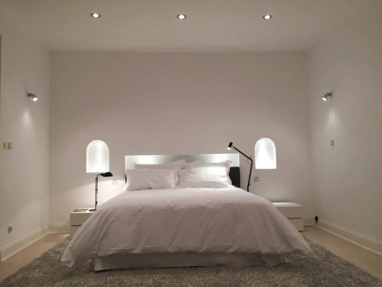 Str Belgrad, Capitale, Ap. tip duplex, 221mp: 122mp Hochparterre + 99mp Demisol - O oportunitate de a achiziţiona un apartament de lux situat într-o zonă exclusivistă. Acest apartament spectaculos se întinde pe două nivele, oferind un total de 221 mp. Caracteristici principale: Camere spaţioase şi luminoase, tavan înalt: 3,10 metri, creând o senzaţie de spaţiu şi libertate. Intrare spectaculoasă: impresionează din primul moment cu o intrare grandioasă şi primitoare. La parter se afla trei camere, dressing, doua holuri, doua bai, spatiu depozitare mare iar la demisol se afla doua camere locuibile, bucatarie mare, camara, baie, spalatorie. Suprafata utila totala este de 221 mp. Acces facil la mijloace de transport, magazine, restaurante şi alte facilităţi. Zona este liniştită şi sigură, ideală pentru o viaţă de calitate. Posibilitate de amenajare personalizată în funcţie de nevoile şi preferinţele viitorului proprietar.