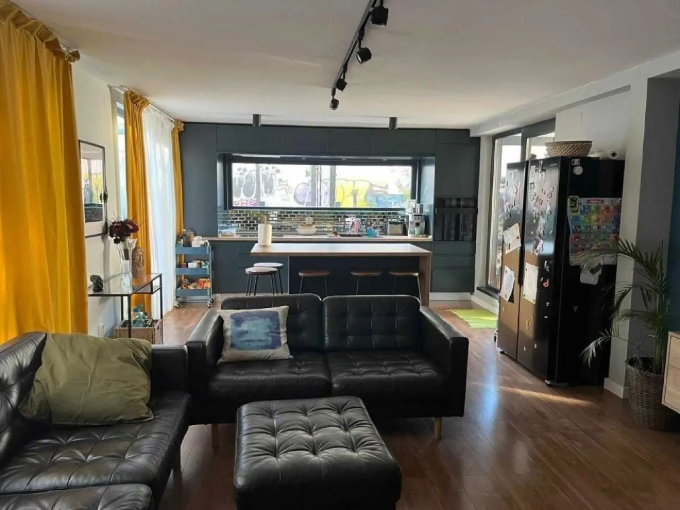 Unic! Apartament 5 camera si curte de 210 mp, central - Iţi doreşti să locuieşti într-o locaţie centrală şi liniştită în acelaşi timp, sa ai acces rapid la toate mijloacele de transport in comun, scoli, licee, spital, piata Obor, mall? Sau sa-ti indeplinesti un obiectiv investitional indraznet, printr-un randament excelent, realizat din închiriere sau exploatare comerciala (bistro, restaurant, cafenea, sediu firma etc)? Oportunitate unica in Bucuresti!!! Aceasta proprietate unica se afla la intersectia cartierelor Calea Moşilor, Obor, Foişorul de foc, Mihai Bravu, la parter, intr-un bloc unicat, finalizat in 2020. Apartamentul de 110 mp utili are: 4 dormitoare, 2 bai, 2 dressing, 1 spaţiu de zi (bucătărie SIPRO deschisă, loc de luat masa, living). Bucataria SIPRO se vinde cu electrocasnice de ultima generatie (plita si cuptor cu inductie BOSH, hota, masina spalat vase, masina spalat rufe). Apartamentul este incalzit prin sistem de incalzire in pardoseala. PROPRIETATEA are 2 intrari: prin scara blocului si separat, direct in curte. 210 mp de curte proprie cu loc de joaca pentru copii, 2 terase, loc de foc Optional se vand si doua locuri de parcare in garaj subteran. Incalzire in pardoseala Aer condiţionat Centrala proprie Usor reamenajabil.