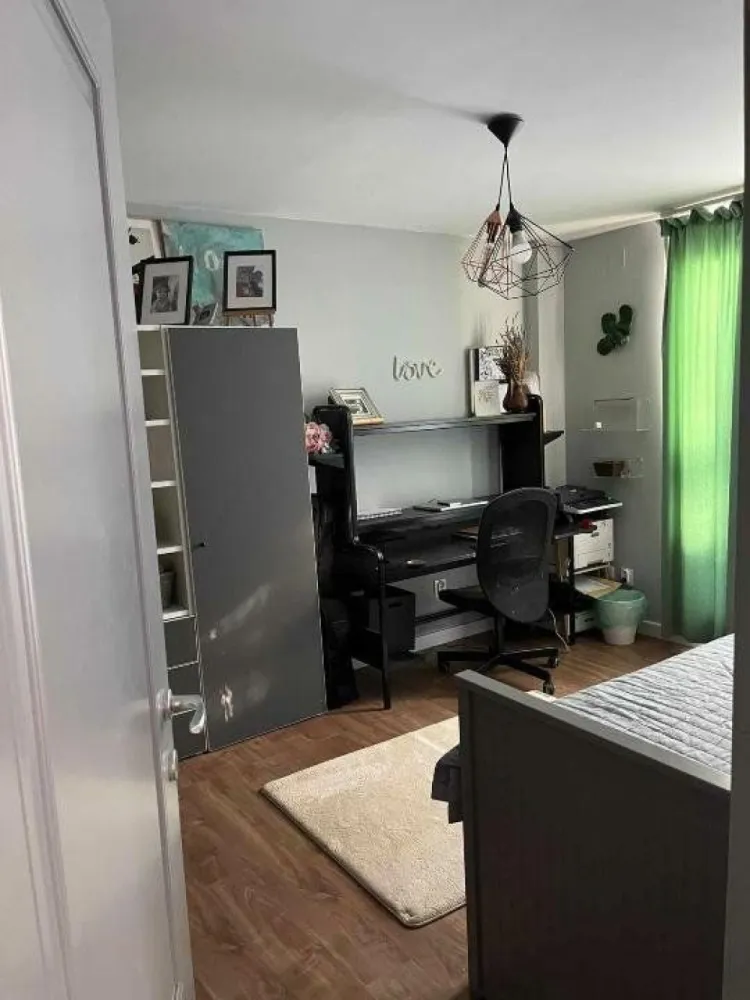 Unic! Apartament 5 camera si curte de 210 mp, central - Iţi doreşti să locuieşti într-o locaţie centrală şi liniştită în acelaşi timp, sa ai acces rapid la toate mijloacele de transport in comun, scoli, licee, spital, piata Obor, mall? Sau sa-ti indeplinesti un obiectiv investitional indraznet, printr-un randament excelent, realizat din închiriere sau exploatare comerciala (bistro, restaurant, cafenea, sediu firma etc)? Oportunitate unica in Bucuresti!!! Aceasta proprietate unica se afla la intersectia cartierelor Calea Moşilor, Obor, Foişorul de foc, Mihai Bravu, la parter, intr-un bloc unicat, finalizat in 2020. Apartamentul de 110 mp utili are: 4 dormitoare, 2 bai, 2 dressing, 1 spaţiu de zi (bucătărie SIPRO deschisă, loc de luat masa, living). Bucataria SIPRO se vinde cu electrocasnice de ultima generatie (plita si cuptor cu inductie BOSH, hota, masina spalat vase, masina spalat rufe). Apartamentul este incalzit prin sistem de incalzire in pardoseala. PROPRIETATEA are 2 intrari: prin scara blocului si separat, direct in curte. 210 mp de curte proprie cu loc de joaca pentru copii, 2 terase, loc de foc Optional se vand si doua locuri de parcare in garaj subteran. Incalzire in pardoseala Aer condiţionat Centrala proprie Usor reamenajabil.