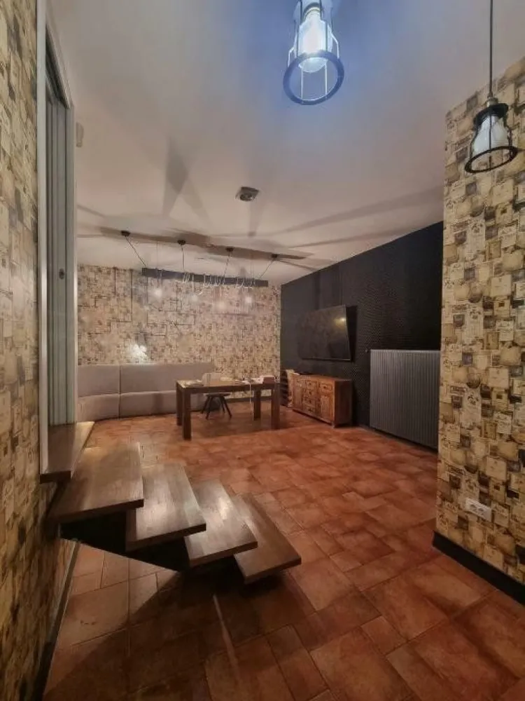 Apartament 6 camere, gradina privata - Un apartament spaţios şi confortabil, cu 6 camere, potrivit pentru o familie mare sau pentru cei care doresc mai mult spaţiu. Apartamentul are 4 băi elegante, fiecare cu finisaje moderne şi dotate cu toate facilităţile necesare. Compartimentarea este facuta astfel: -un loc de parcare in subteran cu intrare direct in apartament, intr-o camera open space foarte generoasa, cu pereti izolati fonic. -Parterul este un open space in care sunt amenajate zona de living, zona de dinning, bucataria si un vestibul la intrare. aici regasim de asemenea o baie si accesul catre gradina privata - Etajul 1 are 2 camere, fiecare cu baie proprie si un balcon - Etajul 2 dispune de 2 camere, o baie generoasa cu cada si dus si o terasa spatioasa. Apartamentul este mobilat şi utilat, având finisaje superioare. Dispune de mobilier elegant şi util, dotări ce includ sisteme de climatizare şi încălzire, ferestre termoizolante, camere de supraveghere şi multe altele. Aceasta este o oportunitate excelentă de a achiziţiona un apartament deosebit, gata de a fi locuit, situat intr-un complex ce dispune de paza, locuri de joaca pentru copii, sala de fitness si alte facilitati. Acest anunt este postat direct de catre proprietar.