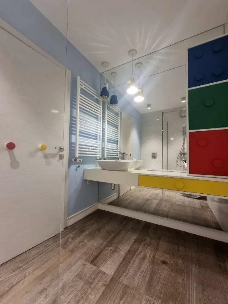 Apartament 6 camere, gradina privata - Un apartament spaţios şi confortabil, cu 6 camere, potrivit pentru o familie mare sau pentru cei care doresc mai mult spaţiu. Apartamentul are 4 băi elegante, fiecare cu finisaje moderne şi dotate cu toate facilităţile necesare. Compartimentarea este facuta astfel: -un loc de parcare in subteran cu intrare direct in apartament, intr-o camera open space foarte generoasa, cu pereti izolati fonic. -Parterul este un open space in care sunt amenajate zona de living, zona de dinning, bucataria si un vestibul la intrare. aici regasim de asemenea o baie si accesul catre gradina privata - Etajul 1 are 2 camere, fiecare cu baie proprie si un balcon - Etajul 2 dispune de 2 camere, o baie generoasa cu cada si dus si o terasa spatioasa. Apartamentul este mobilat şi utilat, având finisaje superioare. Dispune de mobilier elegant şi util, dotări ce includ sisteme de climatizare şi încălzire, ferestre termoizolante, camere de supraveghere şi multe altele. Aceasta este o oportunitate excelentă de a achiziţiona un apartament deosebit, gata de a fi locuit, situat intr-un complex ce dispune de paza, locuri de joaca pentru copii, sala de fitness si alte facilitati. Acest anunt este postat direct de catre proprietar.