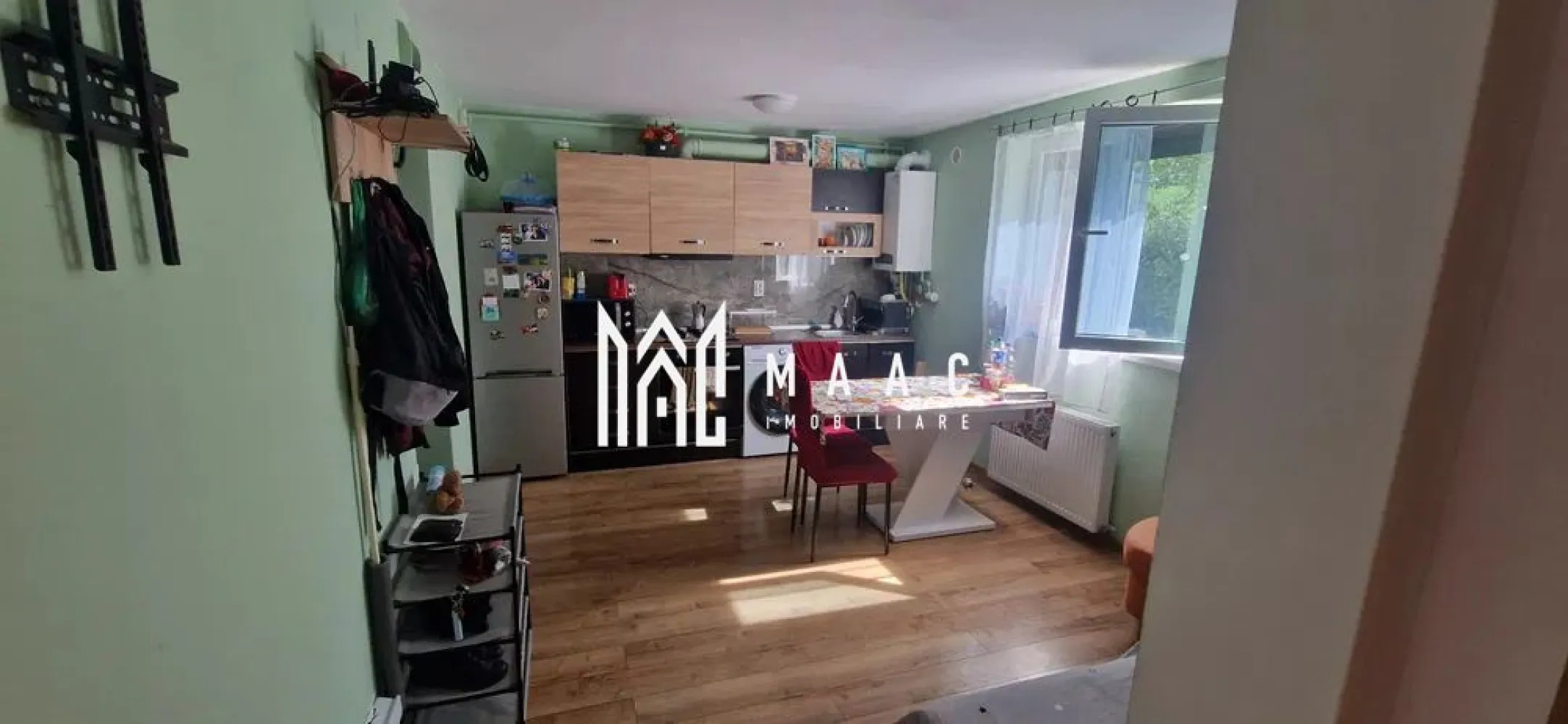 Apartament 2 camere | 48 MP | Mobilat complet - MAAC Imobliare va prezinta un apartament cu 2 camere la demisol intr-un bloc de 4 etaje in Gusterita. Suprafață utilă: 48 mp Compartimentare: hol de intrare, living open space cu bucătăria, dormitor, baie cu cadă și geam de aerisire. Detalii imobil: Situat la demisolul unui bloc cu 4 etaje Zonă liniștită, aproape de puncte de interes Caracteristici: Centrală termică pe gaz nouă Calorifere noi Geamuri termopan Ușă metalică la intrare Pardoseală finisată cu parchet Dotări incluse: Frigider Aragaz pe gaz cu cuptor electric Mașină de spălat Mobilier și electrocasnice – apartamentul se vinde complet mobilat și utilat Alte beneficii: Spațiu de depozitare la subsol – 2 mp Apartament pregătit pentru mutare imediată, fără investiții suplimentare. Pentru mai multe detalii precizati telefonic ca ati vazut anuntul cu ID: CP2702949 }}