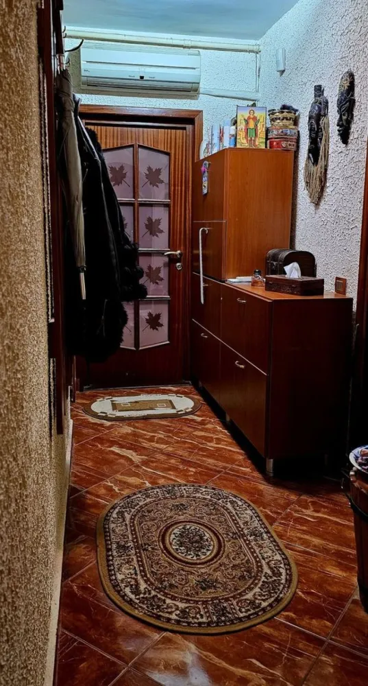 Apartament 4 camere decomandat, sector 1 - Vand apartament cu 4 camere cu vedere, spre parcul Ragina Maria, decomandat, etaj 2/10, usa metalica, parchet lemn masiv in fiecare camera, gresie, faianta, geamuri termopan, tamplarie Gealan cu sprosuri, centrala proprie cu contract la zi Romstal cu calorifere in fiecare camera si cu incalzire in pardoseala pe holuri si in bucatarie, doua balcoane (unul cu vedere catre parc si verdeata, al doilea cu vedere in spatele blocului), doua aere conditionate (unul in dormitorul matrimonial si celalalt pe hol), doua bai (una cu cada jacuzzi si cealalta are cabina dus cu hidromasaj si radio), dressing, interfon. Apartamentul este prevazut cu alarma cu senzori (monitorizare si interventie Nei Guard). Zona este linistita,langa parcul Regina Maria, Scoala la 3 minute de mers pe jos; 1 min. de statia tramvaiului 41 si 5 min. de metrou Crangasi, 10 min. de Gara de Nord, 10 min. Parcul Herastrau, 10 min. Piata Victoriei Blocul, construit in 1981, a fost reabilitat, renovat,inlocuit ascensorul, etc., acum doi ani (2022,). Proprietar! Vă așteptăm la vizionat. Merită!