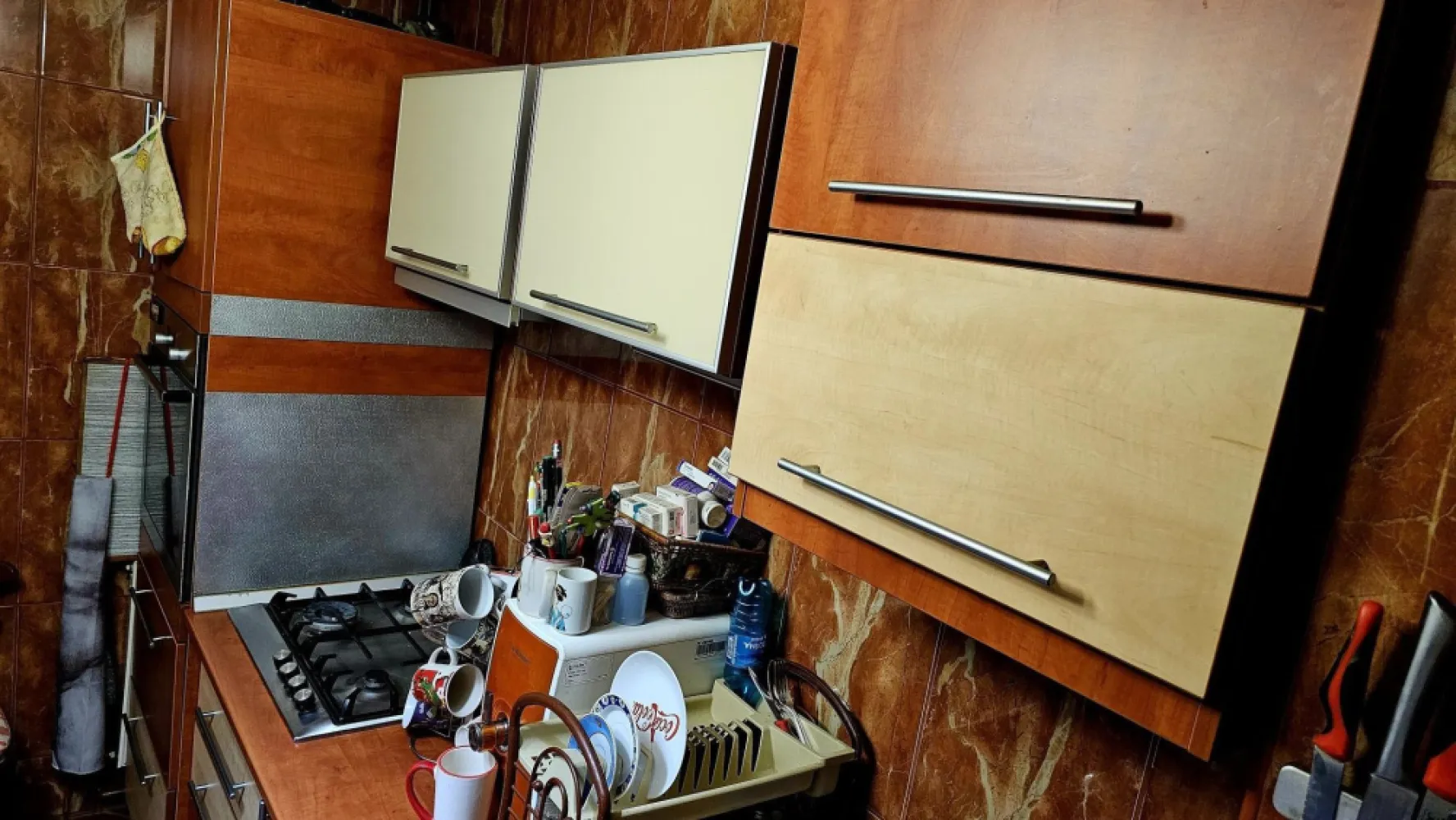 Apartament 4 camere decomandat, sector 1 - Vand apartament cu 4 camere cu vedere, spre parcul Ragina Maria, decomandat, etaj 2/10, usa metalica, parchet lemn masiv in fiecare camera, gresie, faianta, geamuri termopan, tamplarie Gealan cu sprosuri, centrala proprie cu contract la zi Romstal cu calorifere in fiecare camera si cu incalzire in pardoseala pe holuri si in bucatarie, doua balcoane (unul cu vedere catre parc si verdeata, al doilea cu vedere in spatele blocului), doua aere conditionate (unul in dormitorul matrimonial si celalalt pe hol), doua bai (una cu cada jacuzzi si cealalta are cabina dus cu hidromasaj si radio), dressing, interfon. Apartamentul este prevazut cu alarma cu senzori (monitorizare si interventie Nei Guard). Zona este linistita,langa parcul Regina Maria, Scoala la 3 minute de mers pe jos; 1 min. de statia tramvaiului 41 si 5 min. de metrou Crangasi, 10 min. de Gara de Nord, 10 min. Parcul Herastrau, 10 min. Piata Victoriei Blocul, construit in 1981, a fost reabilitat, renovat,inlocuit ascensorul, etc., acum doi ani (2022,). Proprietar! Vă așteptăm la vizionat. Merită!