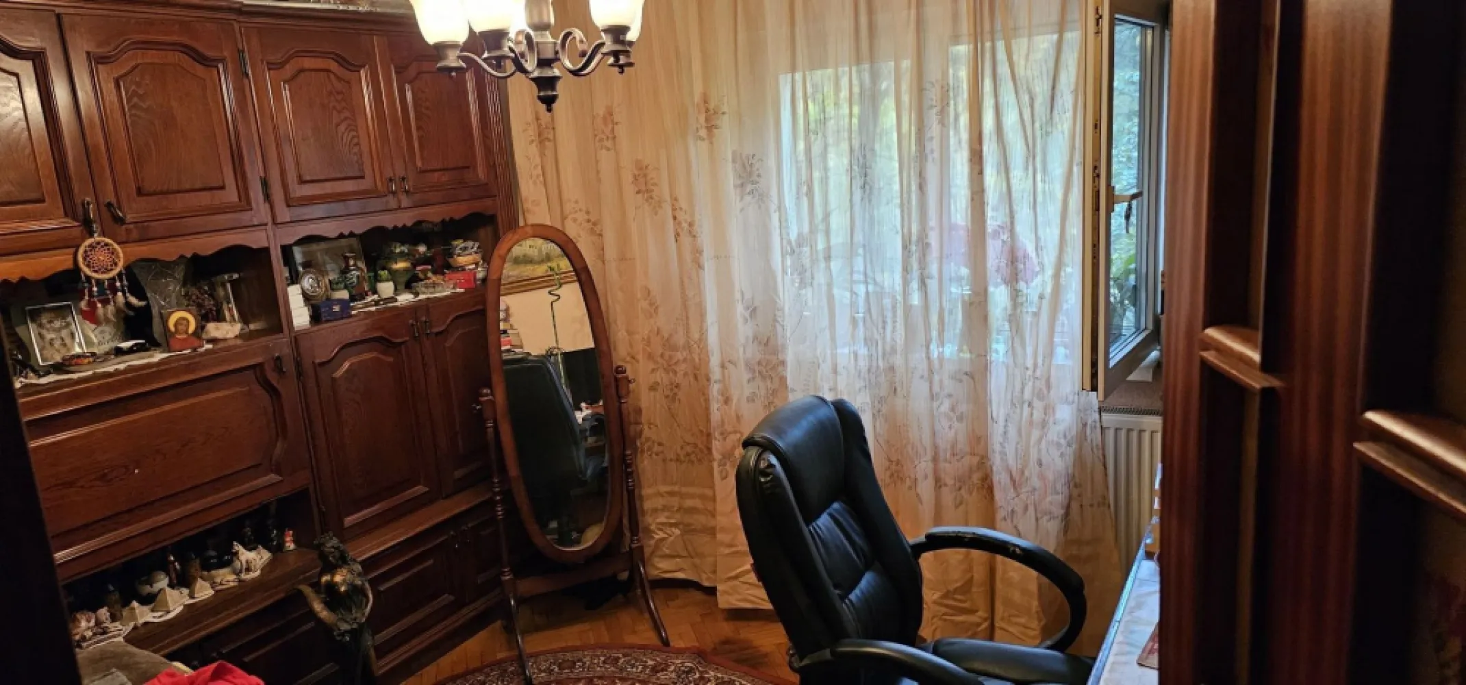Apartament 4 camere decomandat, sector 1 - Vand apartament cu 4 camere cu vedere, spre parcul Ragina Maria, decomandat, etaj 2/10, usa metalica, parchet lemn masiv in fiecare camera, gresie, faianta, geamuri termopan, tamplarie Gealan cu sprosuri, centrala proprie cu contract la zi Romstal cu calorifere in fiecare camera si cu incalzire in pardoseala pe holuri si in bucatarie, doua balcoane (unul cu vedere catre parc si verdeata, al doilea cu vedere in spatele blocului), doua aere conditionate (unul in dormitorul matrimonial si celalalt pe hol), doua bai (una cu cada jacuzzi si cealalta are cabina dus cu hidromasaj si radio), dressing, interfon. Apartamentul este prevazut cu alarma cu senzori (monitorizare si interventie Nei Guard). Zona este linistita,langa parcul Regina Maria, Scoala la 3 minute de mers pe jos; 1 min. de statia tramvaiului 41 si 5 min. de metrou Crangasi, 10 min. de Gara de Nord, 10 min. Parcul Herastrau, 10 min. Piata Victoriei Blocul, construit in 1981, a fost reabilitat, renovat,inlocuit ascensorul, etc., acum doi ani (2022,). Proprietar! Vă așteptăm la vizionat. Merită!