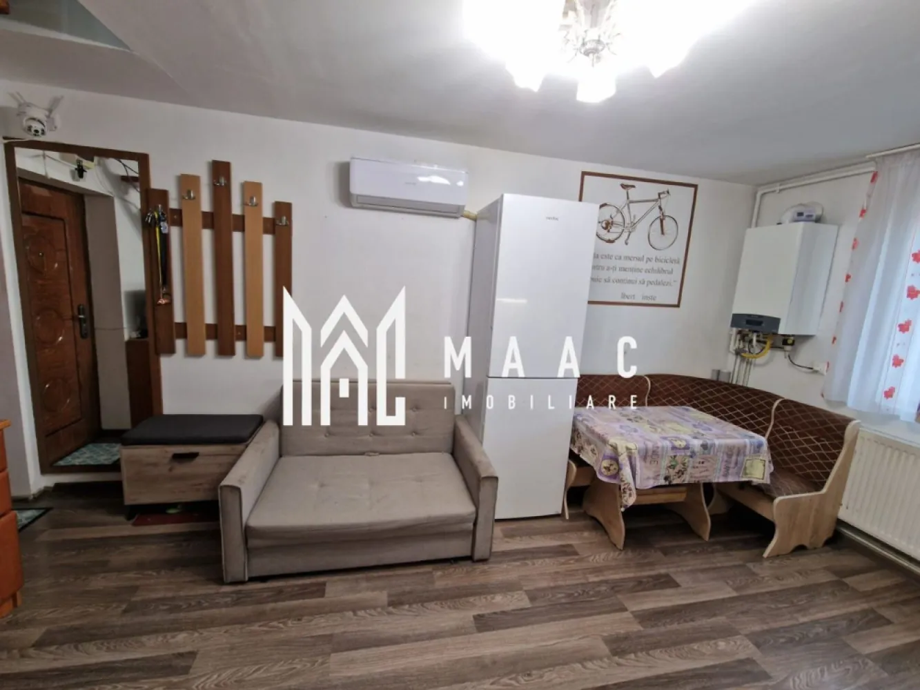 Apartament 3 camere | 60 MPU | Mobilat | Stefan cel Mare - MAAC Imobiliare va prezinta un apartament cu 3 camere mobilat complet situat in zona Stefan cel Mare. Compartimentare: Nivel inferior: Living cu bucătărie open-space – 15 mp (5x3 m) Dormitor – 11 mp (3.6x3 m) Baie – 5 mp (1.7x3 m) cu cadă Scară interioară de acces către etajul superior Nivel superior (mansardă construită în 2008, structură de cărămidă): Hol de acces Dormitor – 15 mp Baie de serviciu – 2 mp (1x2 m), dotată cu chiuvetă și WC Spațiu de depozitare – 8 mp (4.7x1.7 m). Dotări și finisaje: Aer condiționat (instalat în 2021) Centrală termică Ariston (2023 – eficiență ridicată, garanție) Parchet laminat (montat în 2018) Combina frigorifică (2018) Mașină de spălat rufe Apartamentul se vinde mobilat și utilat conform pozelor. Locatie: Bloc liniștit, compus din doar 18 apartamente Izolat termic La parter se află o farmacie, iar vis-a-vis supermarket Profi Zona accesibilă, bine conectată la mijloace de transport și facilități. Pentru mai multe detalii precizati telefonic ca ati vazut anuntul cu ID: CP2702974 }}