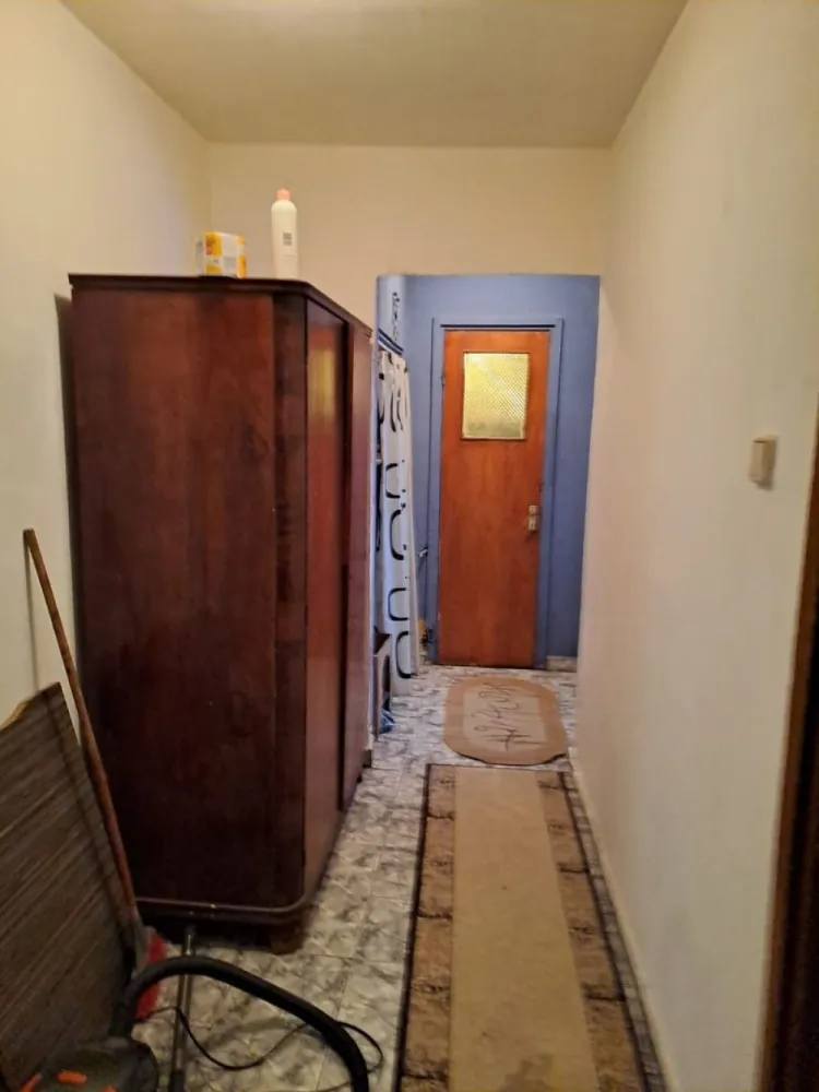 Vand ap 4 decomandat Sector 4 Straja -Drumul Gazarului-Bd. Brancoveanu - Proprietar vand ap 4 camere decomandat cu balcon, bucatarie spatioasa, et 3 din 4, bloc reabilitat recent. Are 1 baie + 1 grup sanitar. Detin loc de parcare in fata blocului care se poate prelua de catre noul proprietar. Acte la zi , cadastru, certificat energetic. An constructie 1975. Zona linistita , scoala si gradinita in apropiere. Aleea Dolina nr 4 , Berceni