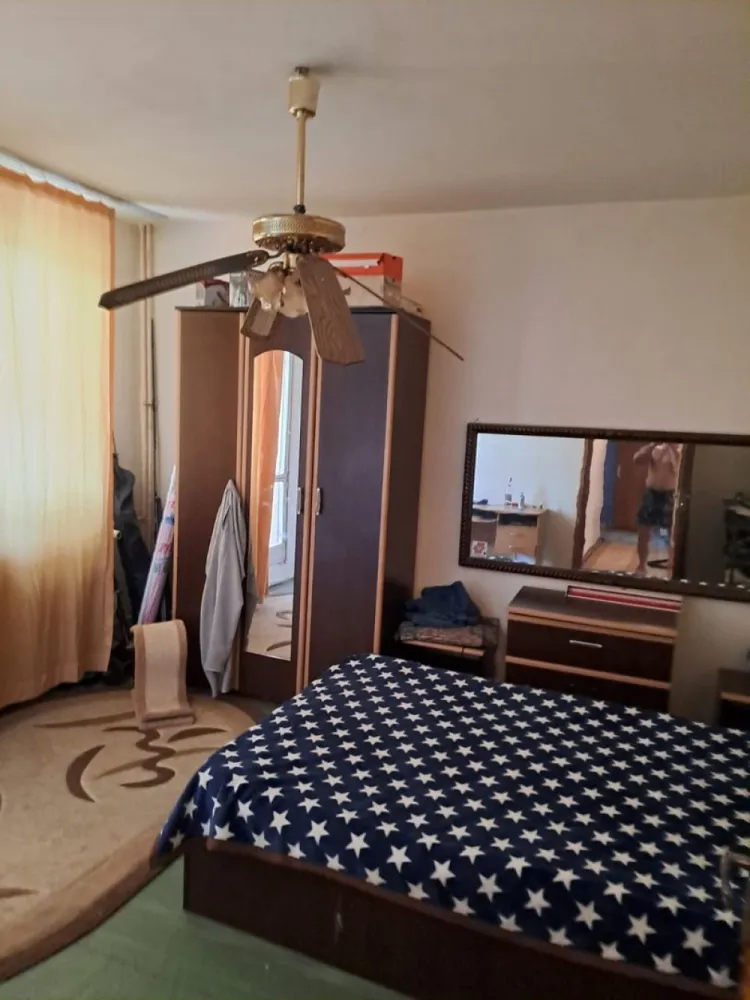 Vand ap 4 decomandat Sector 4 Straja -Drumul Gazarului-Bd. Brancoveanu - Proprietar vand ap 4 camere decomandat cu balcon, bucatarie spatioasa, et 3 din 4, bloc reabilitat recent. Are 1 baie + 1 grup sanitar. Detin loc de parcare in fata blocului care se poate prelua de catre noul proprietar. Acte la zi , cadastru, certificat energetic. An constructie 1975. Zona linistita , scoala si gradinita in apropiere. Aleea Dolina nr 4 , Berceni