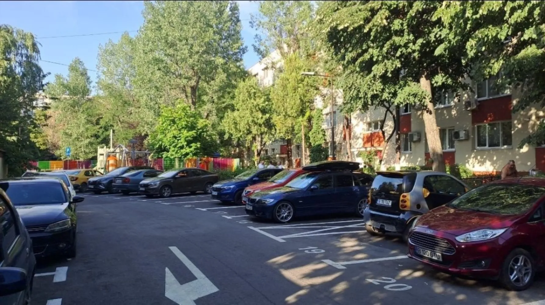 Vand ap 4 decomandat Sector 4 Straja -Drumul Gazarului-Bd. Brancoveanu - Proprietar vand ap 4 camere decomandat cu balcon, bucatarie spatioasa, et 3 din 4, bloc reabilitat recent. Are 1 baie + 1 grup sanitar. Detin loc de parcare in fata blocului care se poate prelua de catre noul proprietar. Acte la zi , cadastru, certificat energetic. An constructie 1975. Zona linistita , scoala si gradinita in apropiere. Aleea Dolina nr 4 , Berceni
