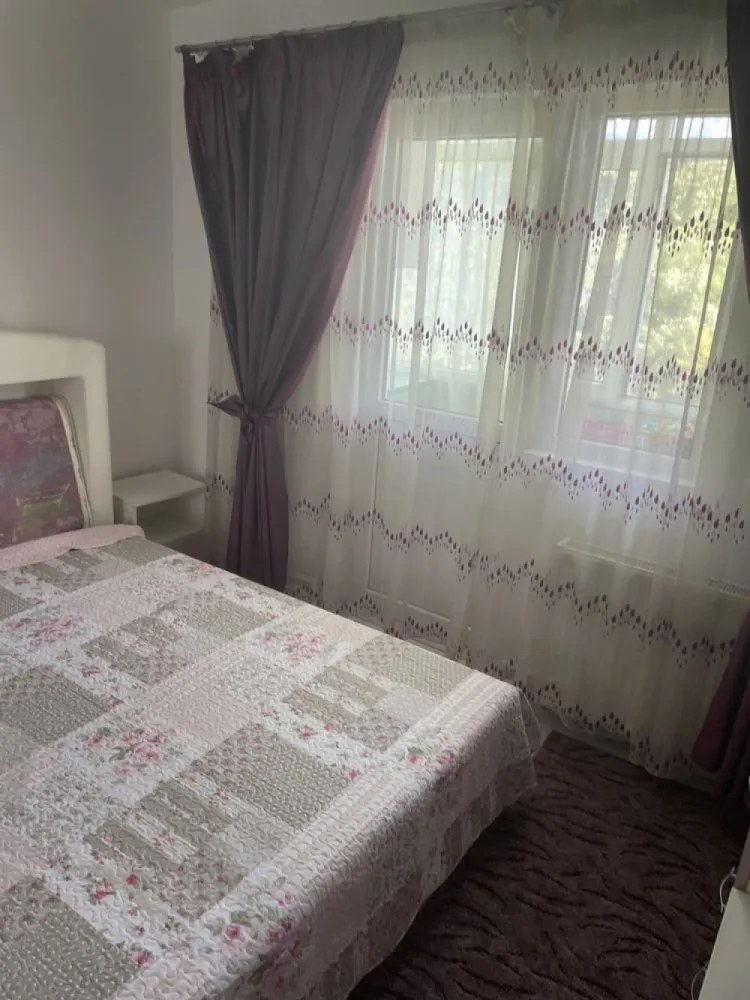 Vand apartament 4 camere - Metrou Gorjului , Aleea Moinești -Parcul Liniei ,4 camere 150.000€ negociabil Descriere : Proprietar direct , Apartament 4 camere an constructie 1983 ,etaj 3/4 , complet mobilat și utilat , Aleea Moinești -Parcul Liniei ,spațios , confort 1, decomandat , 83 mp. suprafața utilă , 87 mp.suprafata construita , balcon, centrală proprie , ușă antiefracție ,gresie,faianță , parchet , geamuri termopan . Acces rapid la stația de metrou Gorjului (cca 7 min) și stație STB 137,138 (cca5 min.)