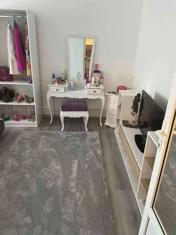 Vand apartament 4 camere - Metrou Gorjului , Aleea Moinești -Parcul Liniei ,4 camere 150.000€ negociabil Descriere : Proprietar direct , Apartament 4 camere an constructie 1983 ,etaj 3/4 , complet mobilat și utilat , Aleea Moinești -Parcul Liniei ,spațios , confort 1, decomandat , 83 mp. suprafața utilă , 87 mp.suprafata construita , balcon, centrală proprie , ușă antiefracție ,gresie,faianță , parchet , geamuri termopan . Acces rapid la stația de metrou Gorjului (cca 7 min) și stație STB 137,138 (cca5 min.)
