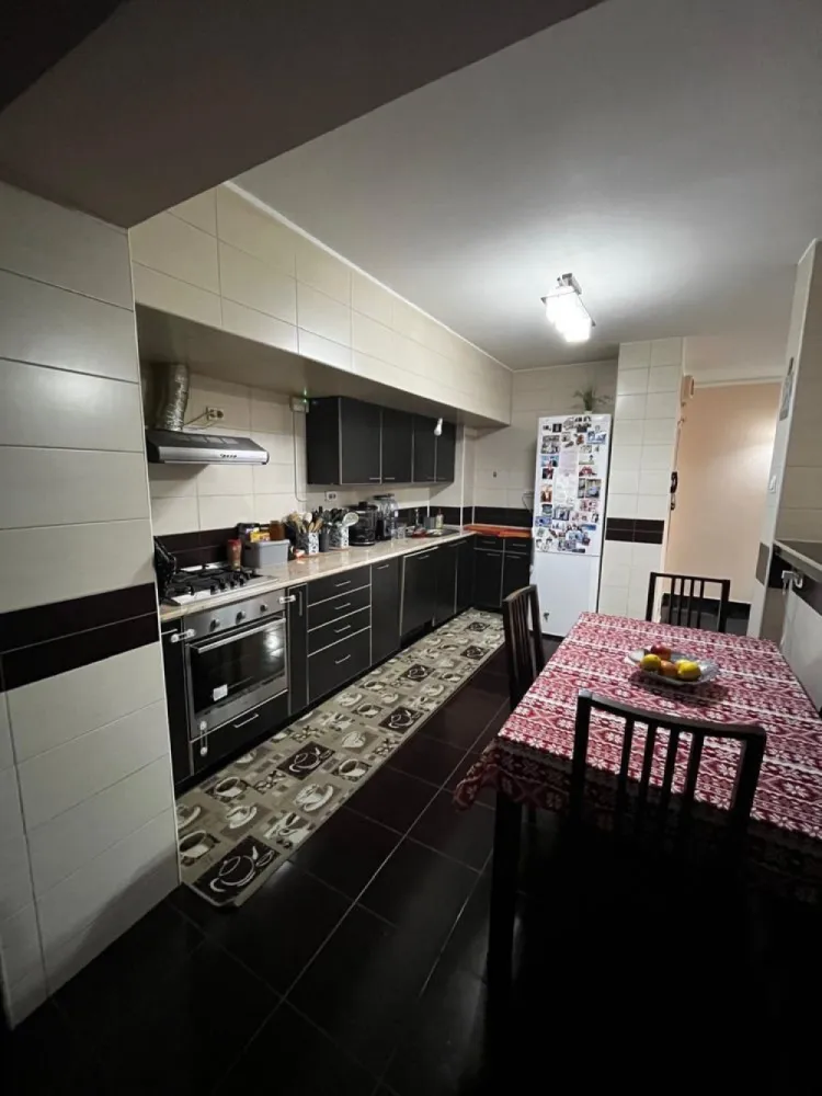 Vand apartament 4 camere - Proprietar, vand apartament cu 4 camere situat intr-un bloc construit in anul 1977, etaj 6/12 , 114 mp suprafata utila, București,sector2 Delfinului- sos Pantelimon Apartamentul are 3 dormitoare, living , bucatarie 2 bai, si 2 balcoane. Dispune de dressing, AC, complet mobilat si utilat, masina de spalat, 2 TV smart,frigider,masina de spalat vase, bloc anvelopat,termopane,parchet masiv, se poate instala centrala[țeavă de gaze este trasa] Facilitati: Loc de parcare-ADP Apartamentul se afla in proximitatea scolilor si gradinitelor din oras Acces usor catre magazine: Mega Mall,, Mega Image, Lidl,Penny,Cora Pantelimon,Piața Delfinului Zona de recreatie: Parcul National- Arena Nationala-10 min Mega Mall-5 min Parcul Ior-15 min Acces facil la mijloacele de transport in comun: RATB: 104,335,243 TRAMVAI:36,55,14 Metrou Iancului-10 min Telefon: 07******77 Preț 160.000 EUR negociabil