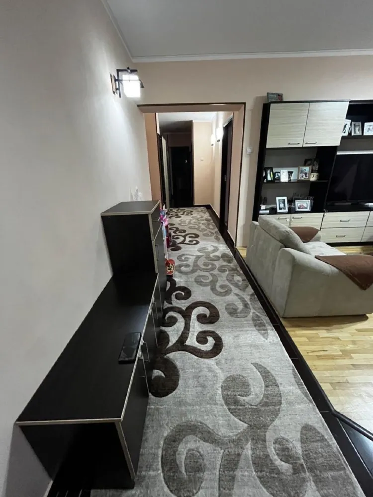 Vand apartament 4 camere - Proprietar, vand apartament cu 4 camere situat intr-un bloc construit in anul 1977, etaj 6/12 , 114 mp suprafata utila, București,sector2 Delfinului- sos Pantelimon Apartamentul are 3 dormitoare, living , bucatarie 2 bai, si 2 balcoane. Dispune de dressing, AC, complet mobilat si utilat, masina de spalat, 2 TV smart,frigider,masina de spalat vase, bloc anvelopat,termopane,parchet masiv, se poate instala centrala[țeavă de gaze este trasa] Facilitati: Loc de parcare-ADP Apartamentul se afla in proximitatea scolilor si gradinitelor din oras Acces usor catre magazine: Mega Mall,, Mega Image, Lidl,Penny,Cora Pantelimon,Piața Delfinului Zona de recreatie: Parcul National- Arena Nationala-10 min Mega Mall-5 min Parcul Ior-15 min Acces facil la mijloacele de transport in comun: RATB: 104,335,243 TRAMVAI:36,55,14 Metrou Iancului-10 min Telefon: 07******77 Preț 160.000 EUR negociabil