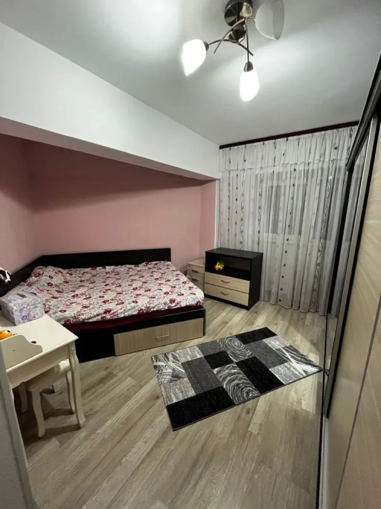 Vand apartament 4 camere - Proprietar, vand apartament cu 4 camere situat intr-un bloc construit in anul 1977, etaj 6/12 , 114 mp suprafata utila, București,sector2 Delfinului- sos Pantelimon Apartamentul are 3 dormitoare, living , bucatarie 2 bai, si 2 balcoane. Dispune de dressing, AC, complet mobilat si utilat, masina de spalat, 2 TV smart,frigider,masina de spalat vase, bloc anvelopat,termopane,parchet masiv, se poate instala centrala[țeavă de gaze este trasa] Facilitati: Loc de parcare-ADP Apartamentul se afla in proximitatea scolilor si gradinitelor din oras Acces usor catre magazine: Mega Mall,, Mega Image, Lidl,Penny,Cora Pantelimon,Piața Delfinului Zona de recreatie: Parcul National- Arena Nationala-10 min Mega Mall-5 min Parcul Ior-15 min Acces facil la mijloacele de transport in comun: RATB: 104,335,243 TRAMVAI:36,55,14 Metrou Iancului-10 min Telefon: 07******77 Preț 160.000 EUR negociabil