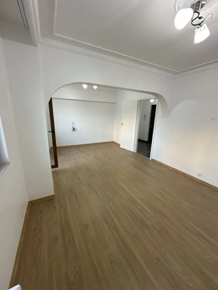 Vand apartament 4 camere Drumul Taberei - Vand apartament de 4 camere in zona drumul taberei, (str.Valea Argesului nr2) semidecomandat, (transformat in 3 camere). Suprafata totala: 86,54 MP. Apartamentul are 2 balcoane, 2 grupuri sanitare si 2 debarale. Aer conditionat Romstal, instalatii sanitare Romstal, usi noi albe, zugravit nou. Apartamentul este situat la etajul 2/10. Lipit de statia de metrou Constantin Brancusi. Rel la tel!