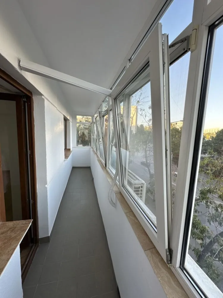 Vand apartament 4 camere Drumul Taberei - Vand apartament de 4 camere in zona drumul taberei, (str.Valea Argesului nr2) semidecomandat, (transformat in 3 camere). Suprafata totala: 86,54 MP. Apartamentul are 2 balcoane, 2 grupuri sanitare si 2 debarale. Aer conditionat Romstal, instalatii sanitare Romstal, usi noi albe, zugravit nou. Apartamentul este situat la etajul 2/10. Lipit de statia de metrou Constantin Brancusi. Rel la tel!
