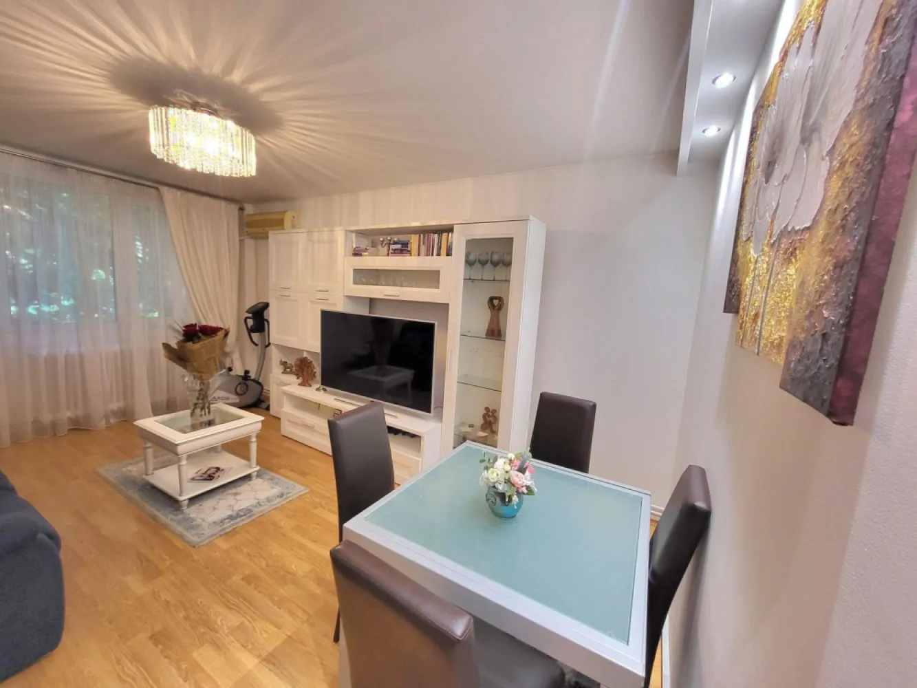 Direct proprietar vand apartament 4 camere București - Direct proprietar, vând apartament decomandat 4 camere: * situat în bloc mic de 4 etaje la etajul 1, zona de liniște fără trafic, cu verdeață și parcuri, aproape de Parcul Tineretului și Oraselul Copiilor. *Mall Sun Plazza la 15 minute de mers pe jos. * spațios, 89 mp. * compus din sufragerie, 3 dormitoare, o bucătărie, 2 bai, balcon, 2 holuri. *complet renovat recent, cu îmbunătățiri substanțiale *usi noi si calitative, pereții exteriori izolați. * centrala termica proprie. * utilat, mobila de calitate. *2 grupuri sanitare dintre care unul cu cadă. *2 aparate de aer condiționat. * loc de parcare ADP lângă scara blocului *școală și 2 grădinițe la 2- 5 minunte de mers pe jos, practic este un confort suplimentar atât pentru părinți cât și pentru copii. Acte la zi, curat și disponibil pentru mutare rapidă. Pret: 180000 Euro. Telefon: 07******00. Colaborez cu persoane particulare.