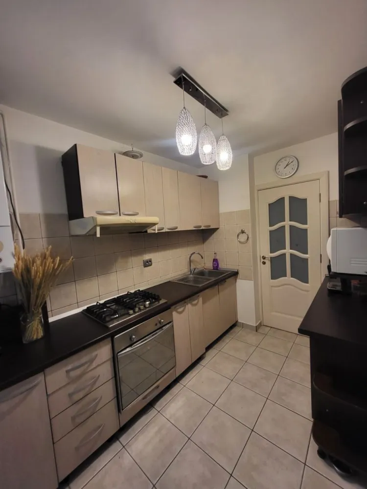 Direct proprietar vand apartament 4 camere București - Direct proprietar, vând apartament decomandat 4 camere: * situat în bloc mic de 4 etaje la etajul 1, zona de liniște fără trafic, cu verdeață și parcuri, aproape de Parcul Tineretului și Oraselul Copiilor. *Mall Sun Plazza la 15 minute de mers pe jos. * spațios, 89 mp. * compus din sufragerie, 3 dormitoare, o bucătărie, 2 bai, balcon, 2 holuri. *complet renovat recent, cu îmbunătățiri substanțiale *usi noi si calitative, pereții exteriori izolați. * centrala termica proprie. * utilat, mobila de calitate. *2 grupuri sanitare dintre care unul cu cadă. *2 aparate de aer condiționat. * loc de parcare ADP lângă scara blocului *școală și 2 grădinițe la 2- 5 minunte de mers pe jos, practic este un confort suplimentar atât pentru părinți cât și pentru copii. Acte la zi, curat și disponibil pentru mutare rapidă. Pret: 180000 Euro. Telefon: 07******00. Colaborez cu persoane particulare.
