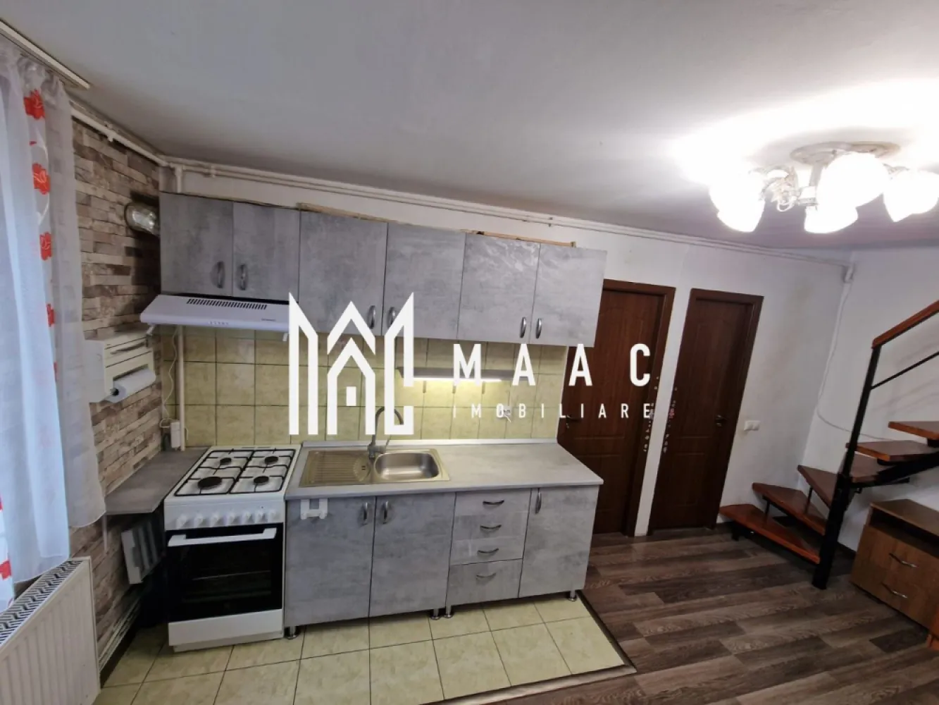 Apartament 3 camere | 60 MPU | Mobilat | Stefan cel Mare - MAAC Imobiliare va prezinta un apartament cu 3 camere mobilat complet situat in zona Stefan cel Mare. Compartimentare: Nivel inferior: Living cu bucătărie open-space – 15 mp (5x3 m) Dormitor – 11 mp (3.6x3 m) Baie – 5 mp (1.7x3 m) cu cadă Scară interioară de acces către etajul superior Nivel superior (mansardă construită în 2008, structură de cărămidă): Hol de acces Dormitor – 15 mp Baie de serviciu – 2 mp (1x2 m), dotată cu chiuvetă și WC Spațiu de depozitare – 8 mp (4.7x1.7 m). Dotări și finisaje: Aer condiționat (instalat în 2021) Centrală termică Ariston (2023 – eficiență ridicată, garanție) Parchet laminat (montat în 2018) Combina frigorifică (2018) Mașină de spălat rufe Apartamentul se vinde mobilat și utilat conform pozelor. Locatie: Bloc liniștit, compus din doar 18 apartamente Izolat termic La parter se află o farmacie, iar vis-a-vis supermarket Profi Zona accesibilă, bine conectată la mijloace de transport și facilități. Pentru mai multe detalii precizati telefonic ca ati vazut anuntul cu ID: CP2702974 }}