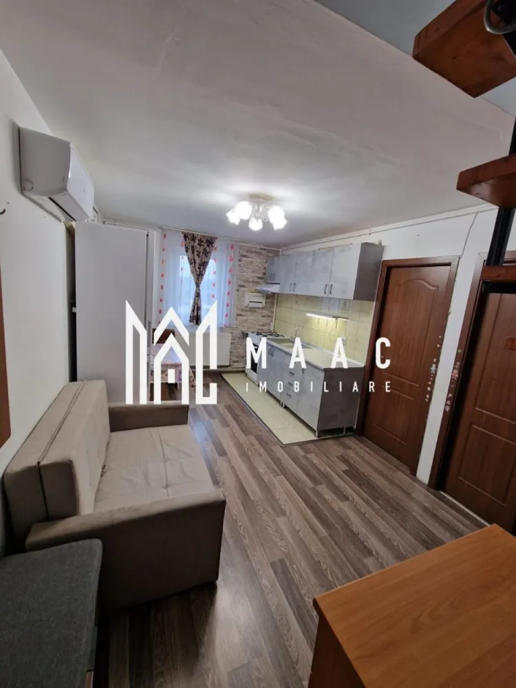 Apartament 3 camere | 60 MPU | Mobilat | Stefan cel Mare - MAAC Imobiliare va prezinta un apartament cu 3 camere mobilat complet situat in zona Stefan cel Mare. Compartimentare: Nivel inferior: Living cu bucătărie open-space – 15 mp (5x3 m) Dormitor – 11 mp (3.6x3 m) Baie – 5 mp (1.7x3 m) cu cadă Scară interioară de acces către etajul superior Nivel superior (mansardă construită în 2008, structură de cărămidă): Hol de acces Dormitor – 15 mp Baie de serviciu – 2 mp (1x2 m), dotată cu chiuvetă și WC Spațiu de depozitare – 8 mp (4.7x1.7 m). Dotări și finisaje: Aer condiționat (instalat în 2021) Centrală termică Ariston (2023 – eficiență ridicată, garanție) Parchet laminat (montat în 2018) Combina frigorifică (2018) Mașină de spălat rufe Apartamentul se vinde mobilat și utilat conform pozelor. Locatie: Bloc liniștit, compus din doar 18 apartamente Izolat termic La parter se află o farmacie, iar vis-a-vis supermarket Profi Zona accesibilă, bine conectată la mijloace de transport și facilități. Pentru mai multe detalii precizati telefonic ca ati vazut anuntul cu ID: CP2702974 }}