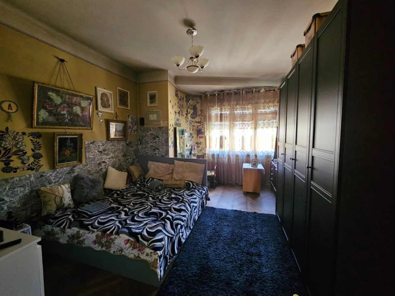 Apartament 4 camere 100mp Armenească 10,in apropiere de Universitate ! - Vând apartament 4 camere , suprafața 100 mp , zonă centrală , strada Armeneasca sector 2 , in intersectie cu bulevardul Carol I , langa Bursa de valori , in apropiere de Universitate . Apartamentul se află la etajul 3 din 5 , bloc an constructie 1933 , neîncadrat in clase de risc seismic , incadrat U2 conform evaluării expert ANEVAR , documente doveditoare la cererea clientului . Imobilul este cu incalzire la centrala comună a blocului , are 4 camere -3 dormitoare si un living ,1 baie , bucatarie , 1 cameră depozitare , 2 balcoane , hol . Lift si interfon la scară . Statii de Stb in fata blocului . In apropiere se află Teatrul National Ion Luca Caragiale , Centru Vechi , Intercontinental , restaurante ,magazine , Mega Image Paleologu , supermarket , scoli , gradiniță , frizerii , Statia de metrou Universitate la 10 minute de mers pe jos . Loc de parcare in fata blocului . Sunt proprietar , doresc seriozitate !
