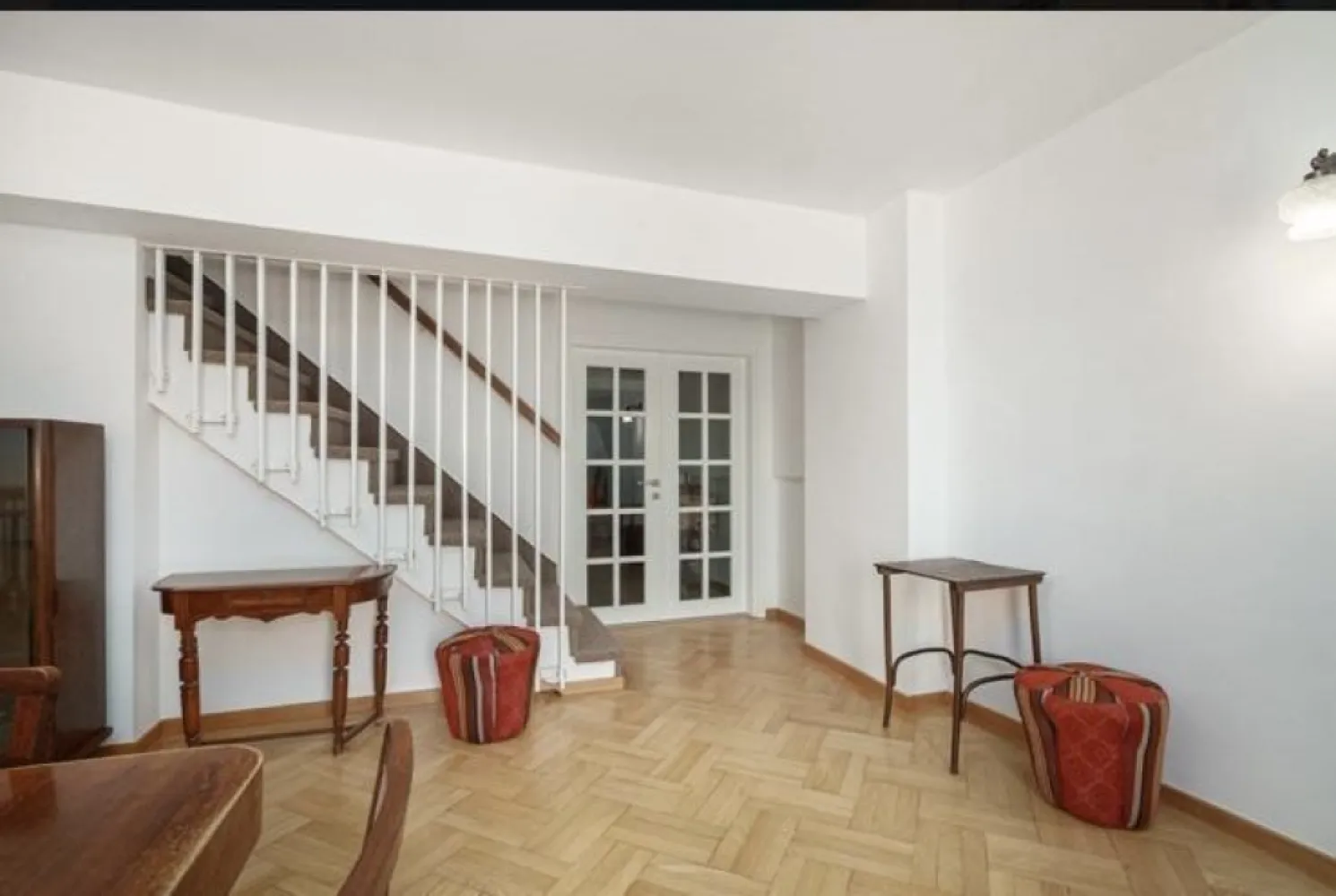 Duplex sos.Iancului - Situat într-un imobil construit in 1980, acest apartament duplex impresionează cu o suprafață de 110 m2, fiind proiectat pe doua etaje îmbina funcționalitatea cu estetica modernă. Compartimentat în 4 camere, 3 dormitoare,living spatios și 2 băi, spațiul este optimizat pentru confortul unei familii. Luminozitatea este maximizată datorită orientării optime și a celor 2 balcoane, care oferă vederi deschise și un spațiu perfect pentru relaxare. Renovat în 2024, apartamentul beneficiază de finisaje de înaltă calitate și un design care respectă cele mai noi tendințe în amenajări interioare. În plus, este pet friendly aducând un plus de confort și intimitate. Localizat într-o zonă cu acces facil la facilități urbane, statie metrou, Mega mall,parcuri,scoli,gradinite,baza sportiva Olimpia si multe altele.