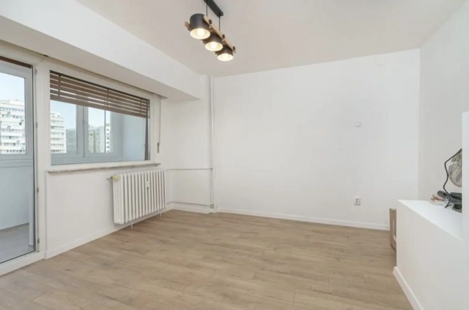 Duplex sos.Iancului - Situat într-un imobil construit in 1980, acest apartament duplex impresionează cu o suprafață de 110 m2, fiind proiectat pe doua etaje îmbina funcționalitatea cu estetica modernă. Compartimentat în 4 camere, 3 dormitoare,living spatios și 2 băi, spațiul este optimizat pentru confortul unei familii. Luminozitatea este maximizată datorită orientării optime și a celor 2 balcoane, care oferă vederi deschise și un spațiu perfect pentru relaxare. Renovat în 2024, apartamentul beneficiază de finisaje de înaltă calitate și un design care respectă cele mai noi tendințe în amenajări interioare. În plus, este pet friendly aducând un plus de confort și intimitate. Localizat într-o zonă cu acces facil la facilități urbane, statie metrou, Mega mall,parcuri,scoli,gradinite,baza sportiva Olimpia si multe altele.