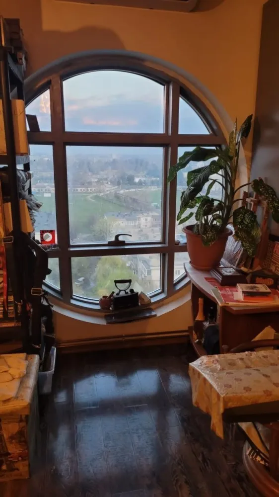 Penthouse Jupiter Residence - 5 camere - Vând penthouse spațios (312 m2 total, din care 184 m2 utili) în complexul rezidențial Jupiter, la etajul 11. Apartamentul se întinde pe 2 niveluri, dispune de o terasa de 128 m2 și de una dintre cele mai frumoase priveliști ale unei proprietăți în București: Delta Văcărești la răsărit, restul orașului la apus. Apartamentul include un living spațios, tip open space (living + bucătărie), cu lumina naturală abundentă (3/4 pereți de sticla), 3 dormitoare, 2 băi. Prin scara interioară se face trecerea spre încăperea de la nivelul 2, cu o suprafață de 47 m2 utili, care poate servi drept spațiu de lucru, și/sau un alt dormitor. Ceea ce deosebește aceasta proprietate de multe altele asemănătoare este posibilitatea de a o compartimenta și modifica conform nevoilor viitorului proprietar. În termeni de parcare, proprietatea deține 3 locuri. Principale sunt 2 garaje subterane individuale de peste 21 m2 utili fiecare (nr. 4 și 5 din schiță). Acestea sunt situate la nivelul -2 al imobilului, având un microclimat cu temperatura cuprinsă între 10 și 20 de grade Celsius de-a lungul anului. Se vand la pretul de 17.000eur/garaj. Al treilea este un loc de parcare exterior (locul nr. 2 din schița din galerie) inclus in pretul de vanzare. Complexul rezidențial Jupiter se află în cel mai înalt punct al Bucureștiului, la Piața Sudului, oferind locuitorilor săi o priveliște unică și o atmosfera aparte, izolată de agitația mediului urban. Lipsit de zgomotele traficului, aglomerație, pericolele și poluarea orașului, este un loc unde copiii se pot juca afară în siguranță, fiind perfect pentru familii și pentru cei ce doresc liniște. Ansamblul are o suprafață totală de 6.400 de metri pătrați, fiind compus din trei blocuri a câte 15 nivele ce găzduiesc 201 apartamente (parter, 10 etaje, 2 etaje retrase și subsol pe 2 nivele).