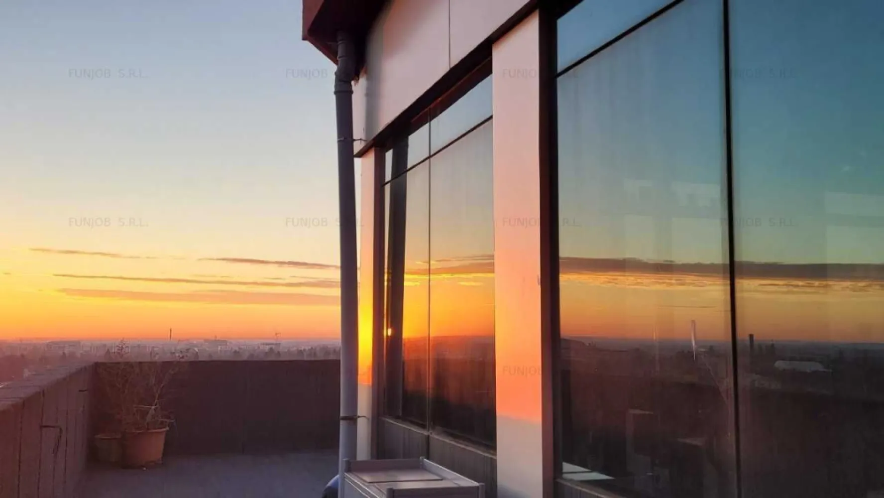 Penthouse Jupiter Residence - 5 camere - Vând penthouse spațios (312 m2 total, din care 184 m2 utili) în complexul rezidențial Jupiter, la etajul 11. Apartamentul se întinde pe 2 niveluri, dispune de o terasa de 128 m2 și de una dintre cele mai frumoase priveliști ale unei proprietăți în București: Delta Văcărești la răsărit, restul orașului la apus. Apartamentul include un living spațios, tip open space (living + bucătărie), cu lumina naturală abundentă (3/4 pereți de sticla), 3 dormitoare, 2 băi. Prin scara interioară se face trecerea spre încăperea de la nivelul 2, cu o suprafață de 47 m2 utili, care poate servi drept spațiu de lucru, și/sau un alt dormitor. Ceea ce deosebește aceasta proprietate de multe altele asemănătoare este posibilitatea de a o compartimenta și modifica conform nevoilor viitorului proprietar. În termeni de parcare, proprietatea deține 3 locuri. Principale sunt 2 garaje subterane individuale de peste 21 m2 utili fiecare (nr. 4 și 5 din schiță). Acestea sunt situate la nivelul -2 al imobilului, având un microclimat cu temperatura cuprinsă între 10 și 20 de grade Celsius de-a lungul anului. Se vand la pretul de 17.000eur/garaj. Al treilea este un loc de parcare exterior (locul nr. 2 din schița din galerie) inclus in pretul de vanzare. Complexul rezidențial Jupiter se află în cel mai înalt punct al Bucureștiului, la Piața Sudului, oferind locuitorilor săi o priveliște unică și o atmosfera aparte, izolată de agitația mediului urban. Lipsit de zgomotele traficului, aglomerație, pericolele și poluarea orașului, este un loc unde copiii se pot juca afară în siguranță, fiind perfect pentru familii și pentru cei ce doresc liniște. Ansamblul are o suprafață totală de 6.400 de metri pătrați, fiind compus din trei blocuri a câte 15 nivele ce găzduiesc 201 apartamente (parter, 10 etaje, 2 etaje retrase și subsol pe 2 nivele).