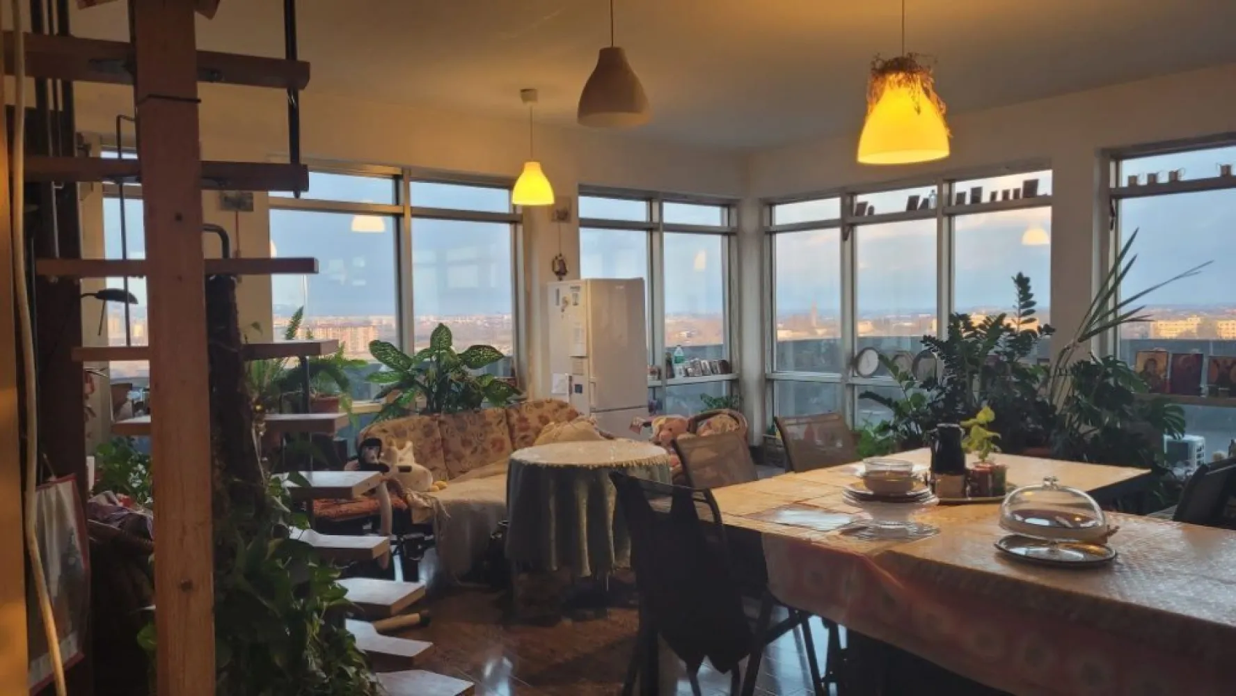 Penthouse Jupiter Residence - 5 camere - Vând penthouse spațios (312 m2 total, din care 184 m2 utili) în complexul rezidențial Jupiter, la etajul 11. Apartamentul se întinde pe 2 niveluri, dispune de o terasa de 128 m2 și de una dintre cele mai frumoase priveliști ale unei proprietăți în București: Delta Văcărești la răsărit, restul orașului la apus. Apartamentul include un living spațios, tip open space (living + bucătărie), cu lumina naturală abundentă (3/4 pereți de sticla), 3 dormitoare, 2 băi. Prin scara interioară se face trecerea spre încăperea de la nivelul 2, cu o suprafață de 47 m2 utili, care poate servi drept spațiu de lucru, și/sau un alt dormitor. Ceea ce deosebește aceasta proprietate de multe altele asemănătoare este posibilitatea de a o compartimenta și modifica conform nevoilor viitorului proprietar. În termeni de parcare, proprietatea deține 3 locuri. Principale sunt 2 garaje subterane individuale de peste 21 m2 utili fiecare (nr. 4 și 5 din schiță). Acestea sunt situate la nivelul -2 al imobilului, având un microclimat cu temperatura cuprinsă între 10 și 20 de grade Celsius de-a lungul anului. Se vand la pretul de 17.000eur/garaj. Al treilea este un loc de parcare exterior (locul nr. 2 din schița din galerie) inclus in pretul de vanzare. Complexul rezidențial Jupiter se află în cel mai înalt punct al Bucureștiului, la Piața Sudului, oferind locuitorilor săi o priveliște unică și o atmosfera aparte, izolată de agitația mediului urban. Lipsit de zgomotele traficului, aglomerație, pericolele și poluarea orașului, este un loc unde copiii se pot juca afară în siguranță, fiind perfect pentru familii și pentru cei ce doresc liniște. Ansamblul are o suprafață totală de 6.400 de metri pătrați, fiind compus din trei blocuri a câte 15 nivele ce găzduiesc 201 apartamente (parter, 10 etaje, 2 etaje retrase și subsol pe 2 nivele).