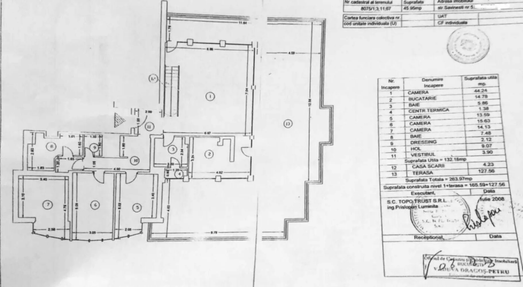Penthouse Jupiter Residence - 5 camere - Vând penthouse spațios (312 m2 total, din care 184 m2 utili) în complexul rezidențial Jupiter, la etajul 11. Apartamentul se întinde pe 2 niveluri, dispune de o terasa de 128 m2 și de una dintre cele mai frumoase priveliști ale unei proprietăți în București: Delta Văcărești la răsărit, restul orașului la apus. Apartamentul include un living spațios, tip open space (living + bucătărie), cu lumina naturală abundentă (3/4 pereți de sticla), 3 dormitoare, 2 băi. Prin scara interioară se face trecerea spre încăperea de la nivelul 2, cu o suprafață de 47 m2 utili, care poate servi drept spațiu de lucru, și/sau un alt dormitor. Ceea ce deosebește aceasta proprietate de multe altele asemănătoare este posibilitatea de a o compartimenta și modifica conform nevoilor viitorului proprietar. În termeni de parcare, proprietatea deține 3 locuri. Principale sunt 2 garaje subterane individuale de peste 21 m2 utili fiecare (nr. 4 și 5 din schiță). Acestea sunt situate la nivelul -2 al imobilului, având un microclimat cu temperatura cuprinsă între 10 și 20 de grade Celsius de-a lungul anului. Se vand la pretul de 17.000eur/garaj. Al treilea este un loc de parcare exterior (locul nr. 2 din schița din galerie) inclus in pretul de vanzare. Complexul rezidențial Jupiter se află în cel mai înalt punct al Bucureștiului, la Piața Sudului, oferind locuitorilor săi o priveliște unică și o atmosfera aparte, izolată de agitația mediului urban. Lipsit de zgomotele traficului, aglomerație, pericolele și poluarea orașului, este un loc unde copiii se pot juca afară în siguranță, fiind perfect pentru familii și pentru cei ce doresc liniște. Ansamblul are o suprafață totală de 6.400 de metri pătrați, fiind compus din trei blocuri a câte 15 nivele ce găzduiesc 201 apartamente (parter, 10 etaje, 2 etaje retrase și subsol pe 2 nivele).