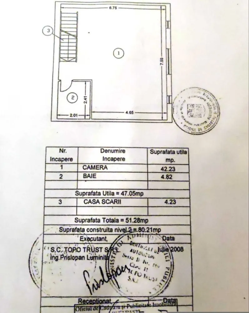 Penthouse Jupiter Residence - 5 camere - Vând penthouse spațios (312 m2 total, din care 184 m2 utili) în complexul rezidențial Jupiter, la etajul 11. Apartamentul se întinde pe 2 niveluri, dispune de o terasa de 128 m2 și de una dintre cele mai frumoase priveliști ale unei proprietăți în București: Delta Văcărești la răsărit, restul orașului la apus. Apartamentul include un living spațios, tip open space (living + bucătărie), cu lumina naturală abundentă (3/4 pereți de sticla), 3 dormitoare, 2 băi. Prin scara interioară se face trecerea spre încăperea de la nivelul 2, cu o suprafață de 47 m2 utili, care poate servi drept spațiu de lucru, și/sau un alt dormitor. Ceea ce deosebește aceasta proprietate de multe altele asemănătoare este posibilitatea de a o compartimenta și modifica conform nevoilor viitorului proprietar. În termeni de parcare, proprietatea deține 3 locuri. Principale sunt 2 garaje subterane individuale de peste 21 m2 utili fiecare (nr. 4 și 5 din schiță). Acestea sunt situate la nivelul -2 al imobilului, având un microclimat cu temperatura cuprinsă între 10 și 20 de grade Celsius de-a lungul anului. Se vand la pretul de 17.000eur/garaj. Al treilea este un loc de parcare exterior (locul nr. 2 din schița din galerie) inclus in pretul de vanzare. Complexul rezidențial Jupiter se află în cel mai înalt punct al Bucureștiului, la Piața Sudului, oferind locuitorilor săi o priveliște unică și o atmosfera aparte, izolată de agitația mediului urban. Lipsit de zgomotele traficului, aglomerație, pericolele și poluarea orașului, este un loc unde copiii se pot juca afară în siguranță, fiind perfect pentru familii și pentru cei ce doresc liniște. Ansamblul are o suprafață totală de 6.400 de metri pătrați, fiind compus din trei blocuri a câte 15 nivele ce găzduiesc 201 apartamente (parter, 10 etaje, 2 etaje retrase și subsol pe 2 nivele).