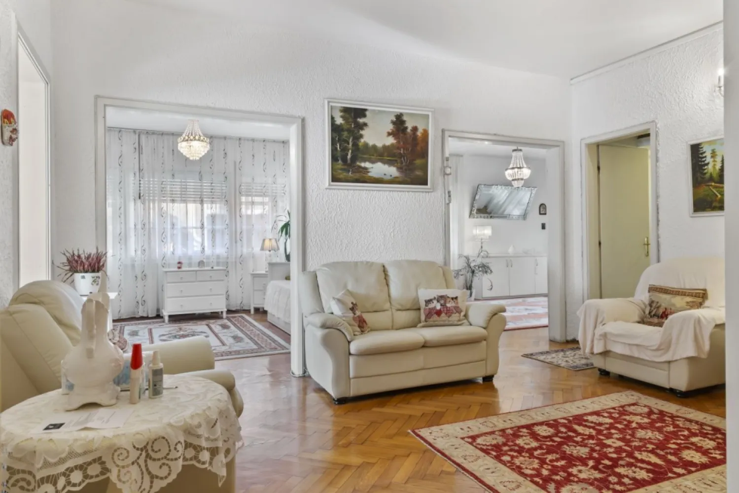 Vând apartament lux - Vând apartament lux, 3 camere plus hol locuibil, etajul 1 din 3, 117 mp locuibili, 165 mp construiți, in Piața Sfinții Voievozi Nr. 1, lângă liceul de muzică George Enescu, blocul cu librăria muzicală și bistrou la demisol. La nici 100 de metri se găsește căminul Moxa și facultatea de Finanțe- Bănci a ASE București. Toate actele la zi, apartamentul este construit in 1940. Locuit de familie neîntrerupt din 1983. Toate utilitățile contorizate separat, inclusiv centrală individuală pe gaz, aer condiționat, spații depozitare - 3 camere de serviciu, toaletă serviciu. Apartamentul deține 30 mp teren și cotă parte din curțile interioare și exterioare Apartamentul este la etajul 1 din 3, are vedere pe toate direcțiile, foarte luminos și aerisit, o locație de mare clasă, are un vestibul la intrare către un hol mare locuibil de distribuție către cele 3 camere mari - două dormitoare și un living. Beneficiază de lumină naturală non stop având deschidere pe 3 direcții cardinale. Există baie matrimonială cu bideu, complet echipată, un wc de serviciu, debara, cămară, spatii depozitare, 2 camere de serviciu lângă bucătărie, iar la etajul 3 există încă 2 camere de serviciu folosite ca debara, locuibile fiecare a câte 4,5 mp fiecare. In fața intrării se găsește parcarea ADP sector 1. Acum 3-4 ani s au schimbat toate instalațiile electrice și sanitare, inclusiv centrala termică. Apartamentul își păstrează aspectul mic burghez, cu ușile batante duble și parchet natural, cu geamurile duble mari din lemn și jaluzele originale, având o înălțime a camerelor ce conferă clasă. Nu se compară cu apartamentele de bloc. Blocul este recent termoizolat pe exterior. Este recomandat atât ca spațiu de locuit pentru o familie mai mare, cât mai ales pentru a fi birou notarial, birou de avocați, cabinet medical, cabinet de psihologie sau sediu de firmă. Fiind lângă liceul de muzică George Enescu se pretează și ca atelier de pictură, limbi străine, cursuri de pian sau vioară. Aflat la egală distanță între piața Amzei, Gara de Nord, piața Victoriei și muzeele de pe Calea Victoriei este totodată aproape de grădinițe, școli, licee, facultăți de prestigiu și de parcurile din sectorul 1. Este socotit in zona zero a capitalei având la egală distanță de mers pe jos absolut tot ce își poate dori un om de elită. In fiecare weekend Calea Victoriei devine pietonală și liniștea cuprinde întreaga zonă. Apartamentul este disponibil imediat..
