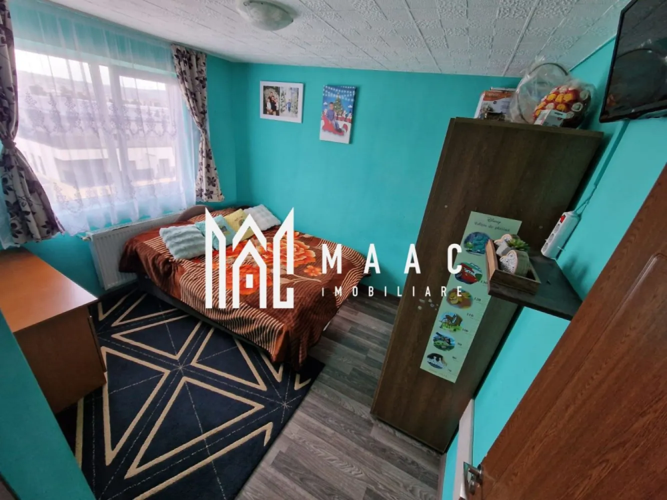 Apartament 3 camere | 60 MPU | Mobilat | Stefan cel Mare - MAAC Imobiliare va prezinta un apartament cu 3 camere mobilat complet situat in zona Stefan cel Mare. Compartimentare: Nivel inferior: Living cu bucătărie open-space – 15 mp (5x3 m) Dormitor – 11 mp (3.6x3 m) Baie – 5 mp (1.7x3 m) cu cadă Scară interioară de acces către etajul superior Nivel superior (mansardă construită în 2008, structură de cărămidă): Hol de acces Dormitor – 15 mp Baie de serviciu – 2 mp (1x2 m), dotată cu chiuvetă și WC Spațiu de depozitare – 8 mp (4.7x1.7 m). Dotări și finisaje: Aer condiționat (instalat în 2021) Centrală termică Ariston (2023 – eficiență ridicată, garanție) Parchet laminat (montat în 2018) Combina frigorifică (2018) Mașină de spălat rufe Apartamentul se vinde mobilat și utilat conform pozelor. Locatie: Bloc liniștit, compus din doar 18 apartamente Izolat termic La parter se află o farmacie, iar vis-a-vis supermarket Profi Zona accesibilă, bine conectată la mijloace de transport și facilități. Pentru mai multe detalii precizati telefonic ca ati vazut anuntul cu ID: CP2702974 }}