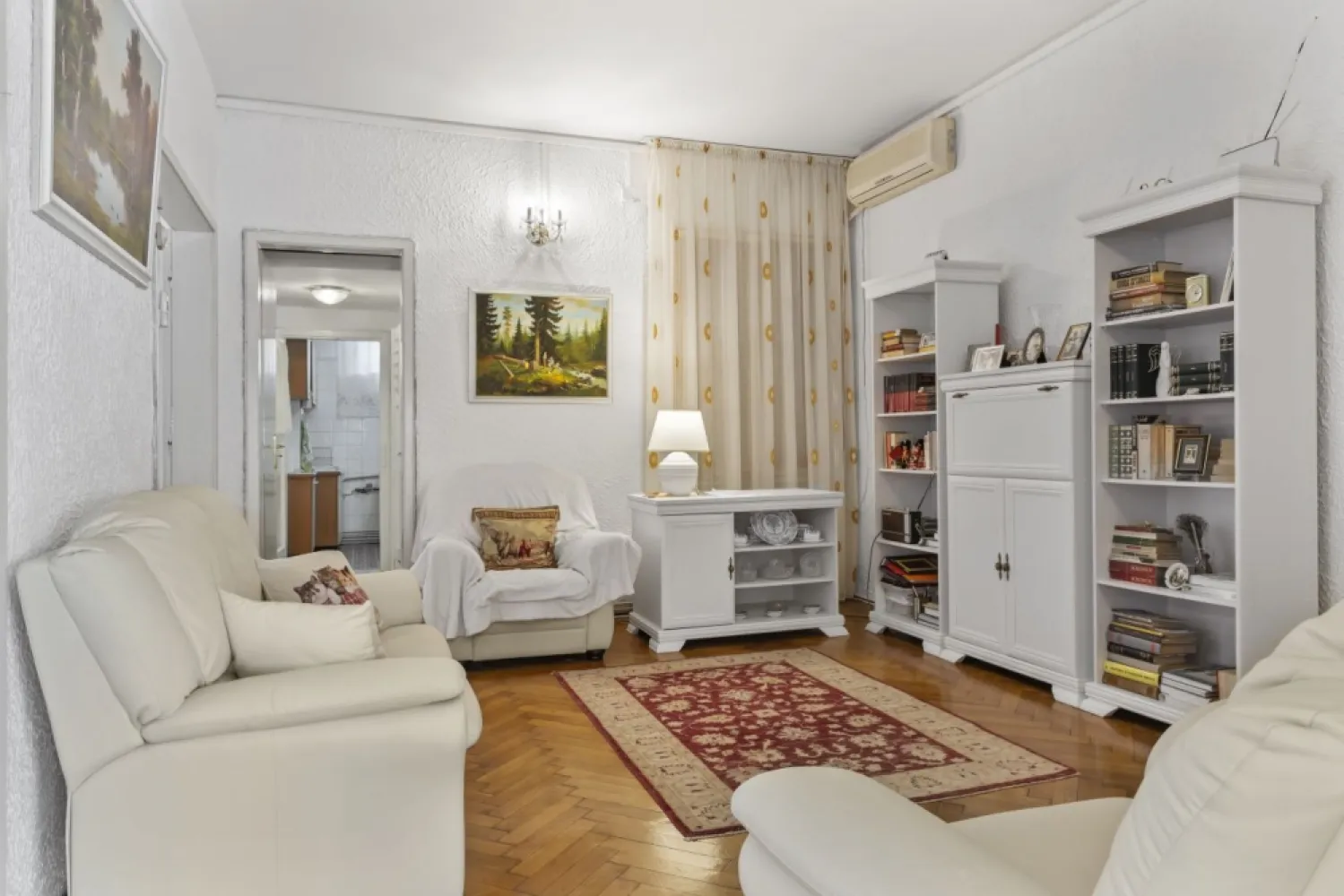 Vând apartament lux - Vând apartament lux, 3 camere plus hol locuibil, etajul 1 din 3, 117 mp locuibili, 165 mp construiți, in Piața Sfinții Voievozi Nr. 1, lângă liceul de muzică George Enescu, blocul cu librăria muzicală și bistrou la demisol. La nici 100 de metri se găsește căminul Moxa și facultatea de Finanțe- Bănci a ASE București. Toate actele la zi, apartamentul este construit in 1940. Locuit de familie neîntrerupt din 1983. Toate utilitățile contorizate separat, inclusiv centrală individuală pe gaz, aer condiționat, spații depozitare - 3 camere de serviciu, toaletă serviciu. Apartamentul deține 30 mp teren și cotă parte din curțile interioare și exterioare Apartamentul este la etajul 1 din 3, are vedere pe toate direcțiile, foarte luminos și aerisit, o locație de mare clasă, are un vestibul la intrare către un hol mare locuibil de distribuție către cele 3 camere mari - două dormitoare și un living. Beneficiază de lumină naturală non stop având deschidere pe 3 direcții cardinale. Există baie matrimonială cu bideu, complet echipată, un wc de serviciu, debara, cămară, spatii depozitare, 2 camere de serviciu lângă bucătărie, iar la etajul 3 există încă 2 camere de serviciu folosite ca debara, locuibile fiecare a câte 4,5 mp fiecare. In fața intrării se găsește parcarea ADP sector 1. Acum 3-4 ani s au schimbat toate instalațiile electrice și sanitare, inclusiv centrala termică. Apartamentul își păstrează aspectul mic burghez, cu ușile batante duble și parchet natural, cu geamurile duble mari din lemn și jaluzele originale, având o înălțime a camerelor ce conferă clasă. Nu se compară cu apartamentele de bloc. Blocul este recent termoizolat pe exterior. Este recomandat atât ca spațiu de locuit pentru o familie mai mare, cât mai ales pentru a fi birou notarial, birou de avocați, cabinet medical, cabinet de psihologie sau sediu de firmă. Fiind lângă liceul de muzică George Enescu se pretează și ca atelier de pictură, limbi străine, cursuri de pian sau vioară. Aflat la egală distanță între piața Amzei, Gara de Nord, piața Victoriei și muzeele de pe Calea Victoriei este totodată aproape de grădinițe, școli, licee, facultăți de prestigiu și de parcurile din sectorul 1. Este socotit in zona zero a capitalei având la egală distanță de mers pe jos absolut tot ce își poate dori un om de elită. In fiecare weekend Calea Victoriei devine pietonală și liniștea cuprinde întreaga zonă. Apartamentul este disponibil imediat..