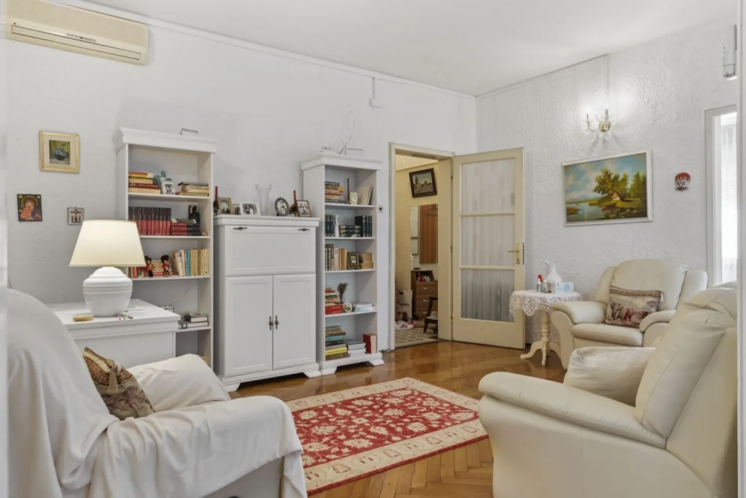 Vând apartament lux - Vând apartament lux, 3 camere plus hol locuibil, etajul 1 din 3, 117 mp locuibili, 165 mp construiți, in Piața Sfinții Voievozi Nr. 1, lângă liceul de muzică George Enescu, blocul cu librăria muzicală și bistrou la demisol. La nici 100 de metri se găsește căminul Moxa și facultatea de Finanțe- Bănci a ASE București. Toate actele la zi, apartamentul este construit in 1940. Locuit de familie neîntrerupt din 1983. Toate utilitățile contorizate separat, inclusiv centrală individuală pe gaz, aer condiționat, spații depozitare - 3 camere de serviciu, toaletă serviciu. Apartamentul deține 30 mp teren și cotă parte din curțile interioare și exterioare Apartamentul este la etajul 1 din 3, are vedere pe toate direcțiile, foarte luminos și aerisit, o locație de mare clasă, are un vestibul la intrare către un hol mare locuibil de distribuție către cele 3 camere mari - două dormitoare și un living. Beneficiază de lumină naturală non stop având deschidere pe 3 direcții cardinale. Există baie matrimonială cu bideu, complet echipată, un wc de serviciu, debara, cămară, spatii depozitare, 2 camere de serviciu lângă bucătărie, iar la etajul 3 există încă 2 camere de serviciu folosite ca debara, locuibile fiecare a câte 4,5 mp fiecare. In fața intrării se găsește parcarea ADP sector 1. Acum 3-4 ani s au schimbat toate instalațiile electrice și sanitare, inclusiv centrala termică. Apartamentul își păstrează aspectul mic burghez, cu ușile batante duble și parchet natural, cu geamurile duble mari din lemn și jaluzele originale, având o înălțime a camerelor ce conferă clasă. Nu se compară cu apartamentele de bloc. Blocul este recent termoizolat pe exterior. Este recomandat atât ca spațiu de locuit pentru o familie mai mare, cât mai ales pentru a fi birou notarial, birou de avocați, cabinet medical, cabinet de psihologie sau sediu de firmă. Fiind lângă liceul de muzică George Enescu se pretează și ca atelier de pictură, limbi străine, cursuri de pian sau vioară. Aflat la egală distanță între piața Amzei, Gara de Nord, piața Victoriei și muzeele de pe Calea Victoriei este totodată aproape de grădinițe, școli, licee, facultăți de prestigiu și de parcurile din sectorul 1. Este socotit in zona zero a capitalei având la egală distanță de mers pe jos absolut tot ce își poate dori un om de elită. In fiecare weekend Calea Victoriei devine pietonală și liniștea cuprinde întreaga zonă. Apartamentul este disponibil imediat..